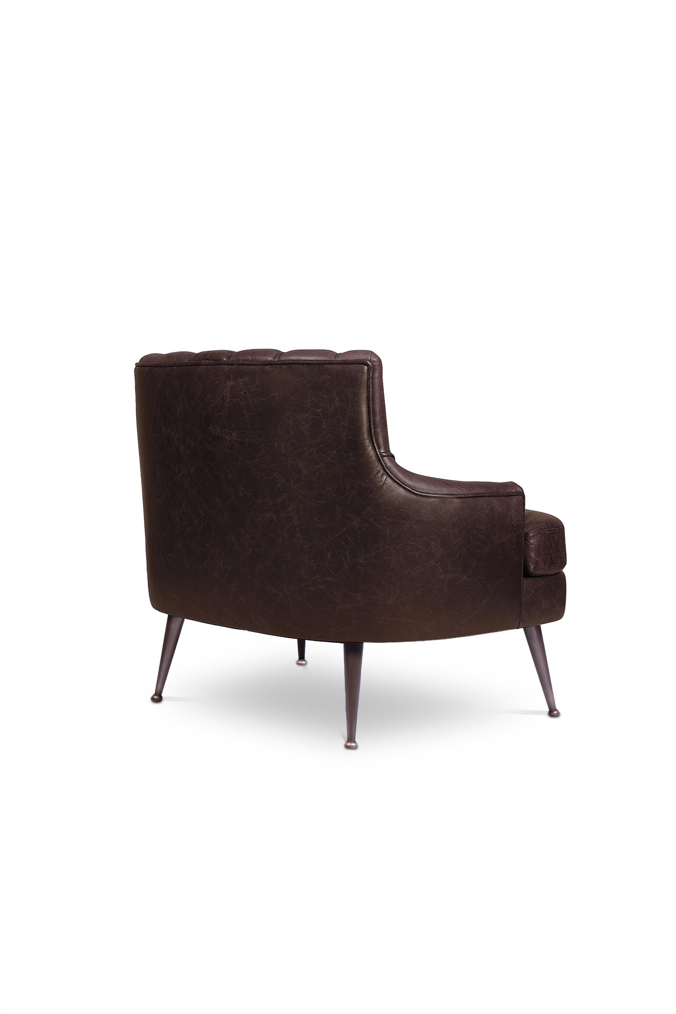 Plum Armchair in Leather And Matte Aged Brass In New Condition For Sale In New York, NY