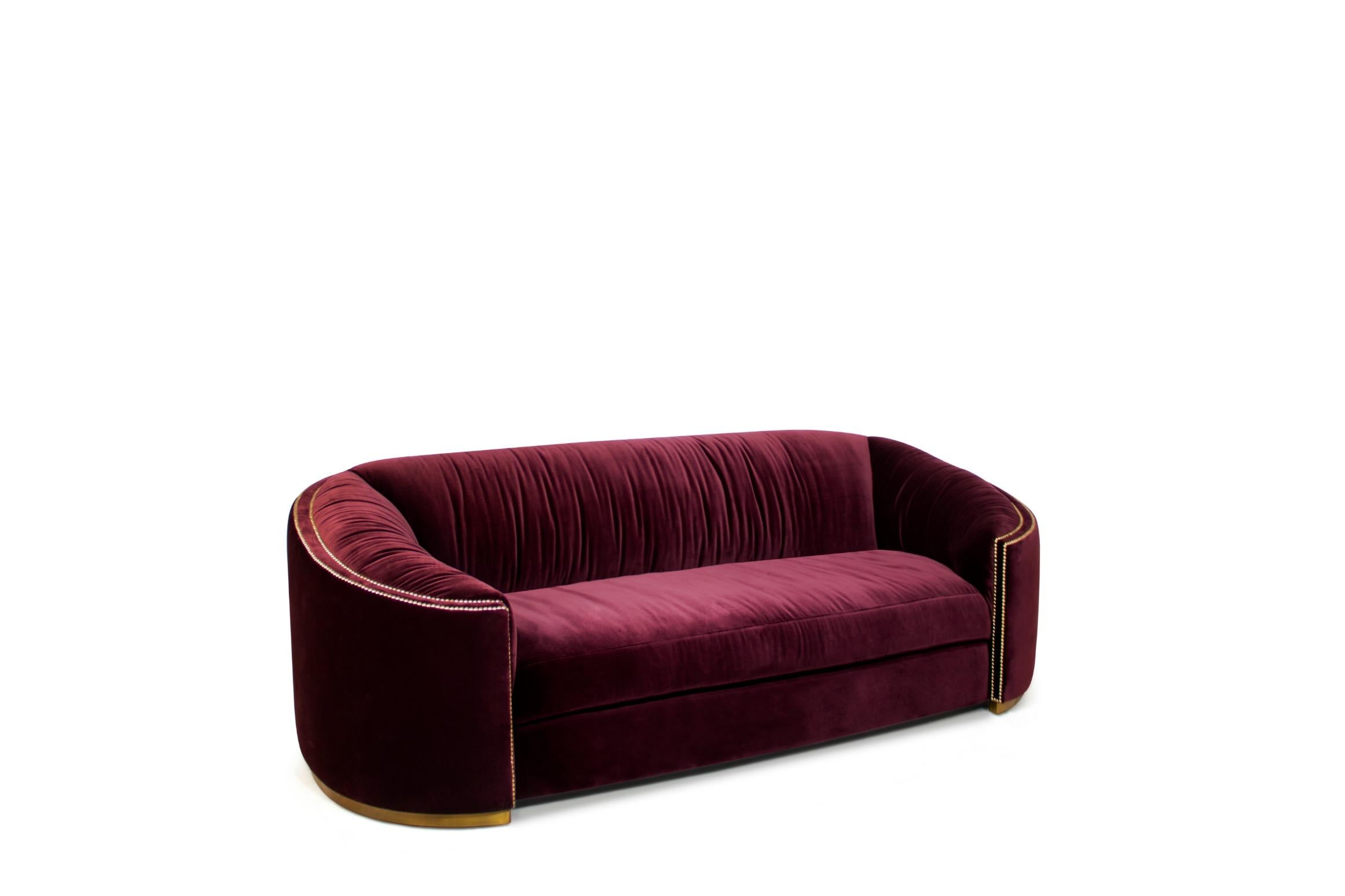 Often called the “Land of Castles”, Wales has some of the most impressive monuments of the middle ages. Wales sofa pays tribute to the country’s history. Upholstered in cotton velvet and with a base in matte vintage brass, this curved sofa features