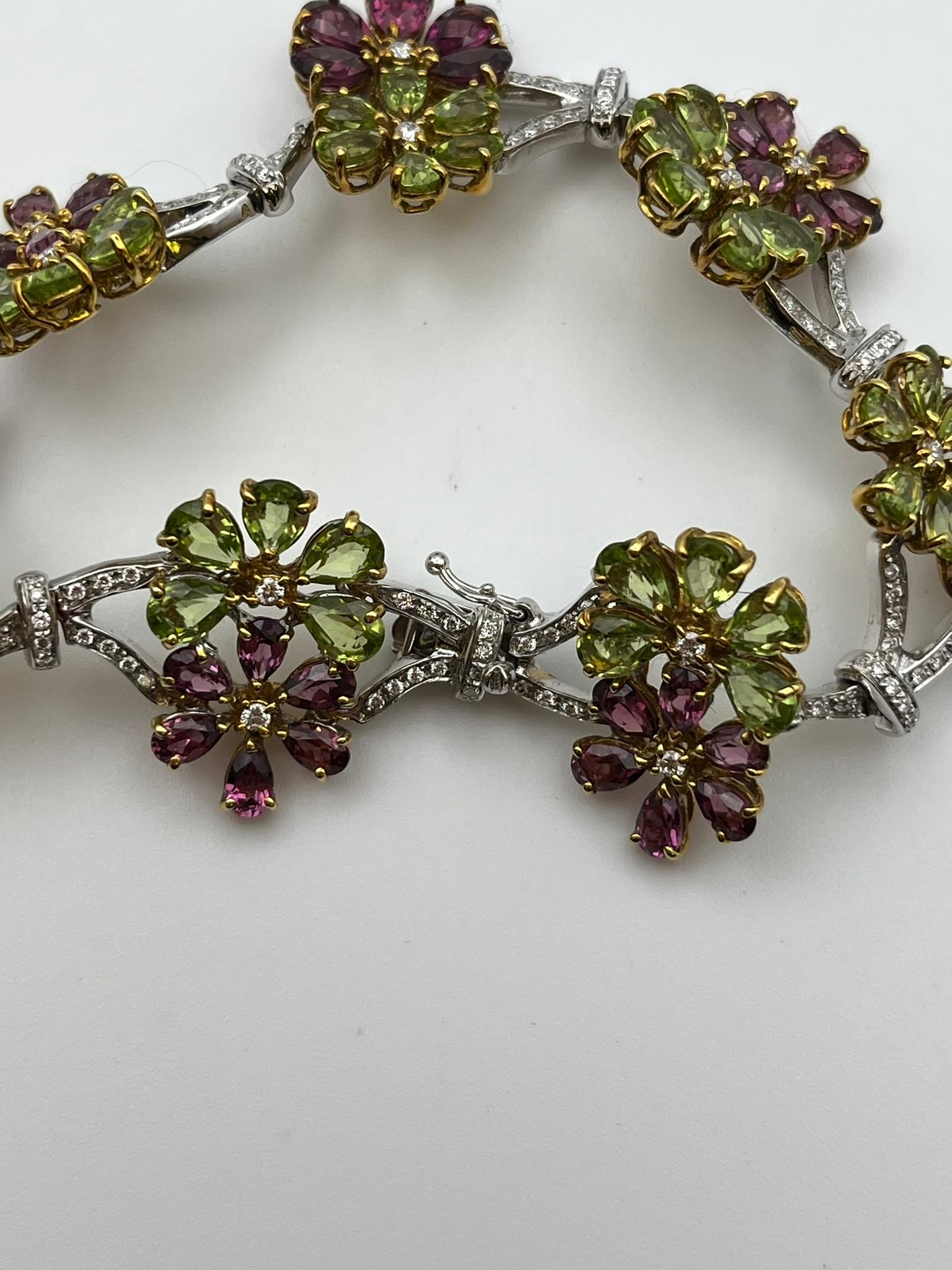 Bracciale a fiori artigianale in oro 18 kt. con peridot e rodolite e diamanti in vendita 4