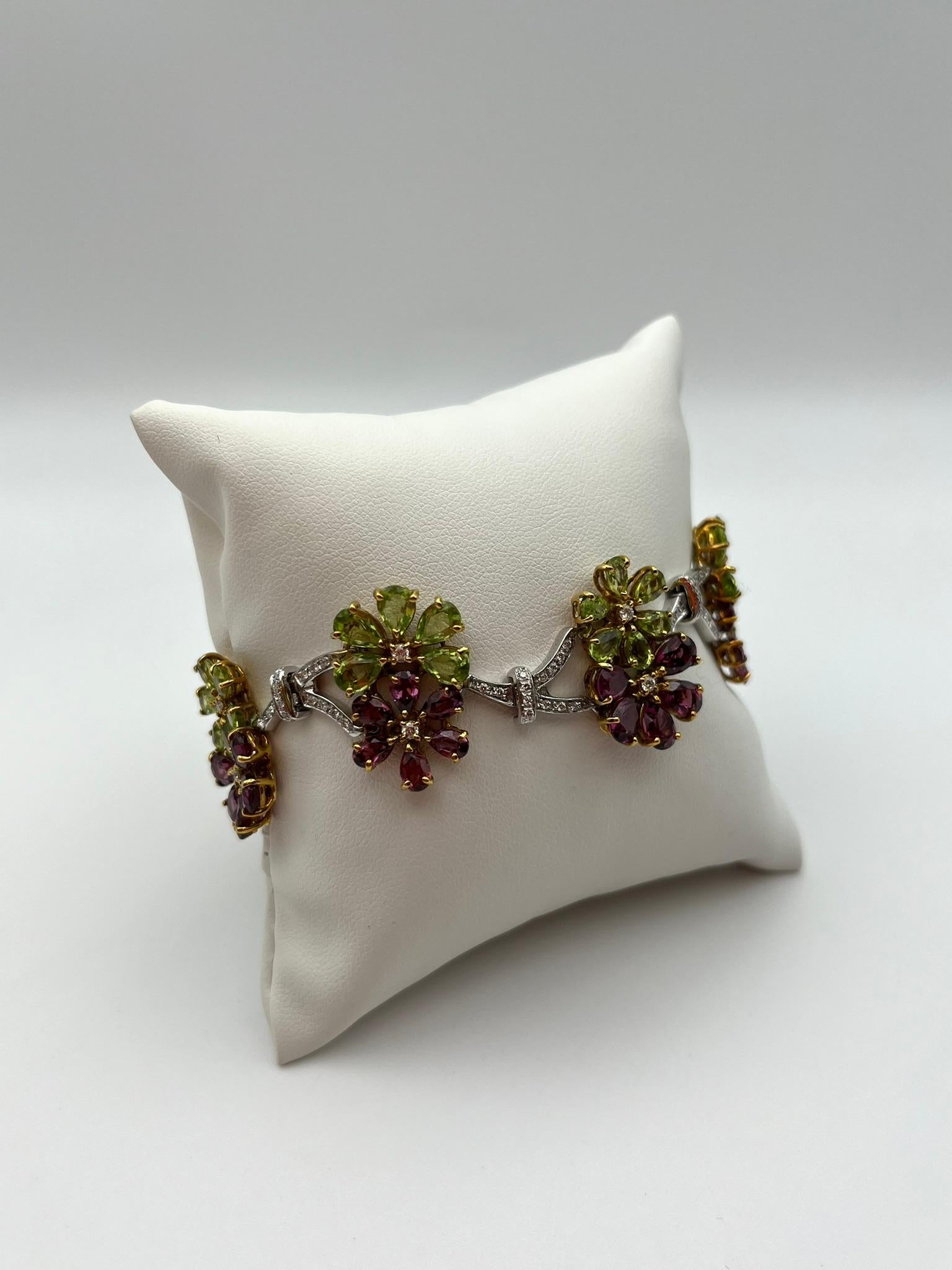 Moderno Bracciale a fiori artigianale in oro 18 kt. con peridot e rodolite e diamanti in vendita