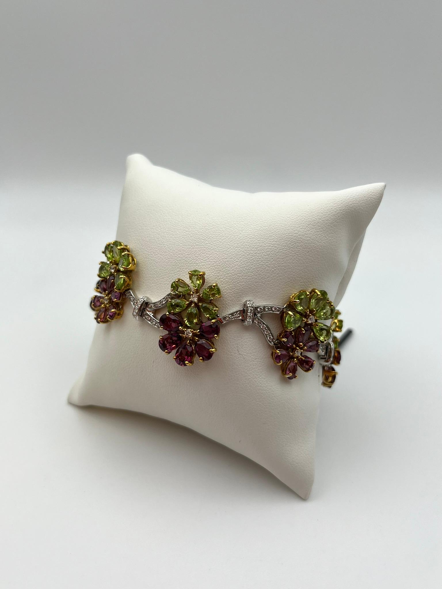 Taglio brillante Bracciale a fiori artigianale in oro 18 kt. con peridot e rodolite e diamanti in vendita