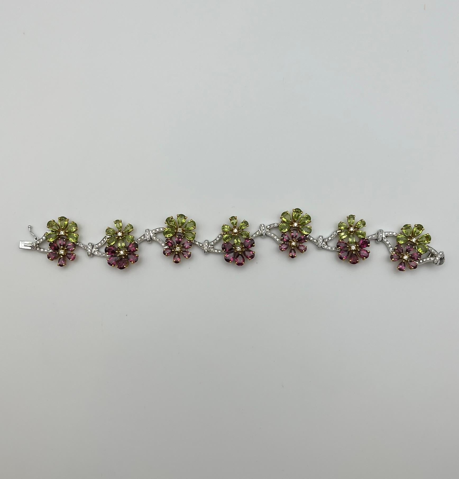 Bracciale a fiori artigianale in oro 18 kt. con peridot e rodolite e diamanti In condizioni Nuovo in vendita a Abano Terme, IT