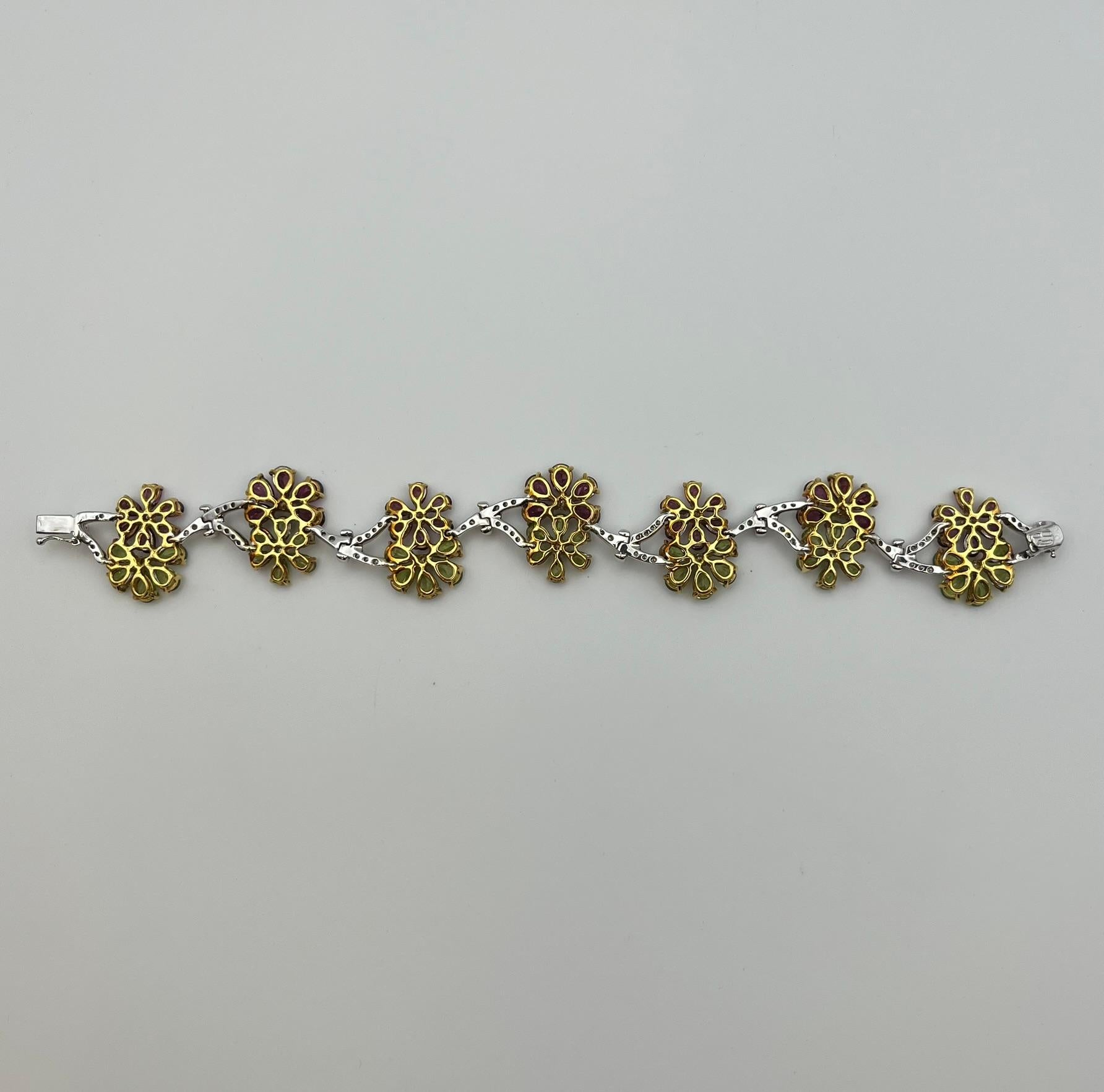 Donna Bracciale a fiori artigianale in oro 18 kt. con peridot e rodolite e diamanti in vendita