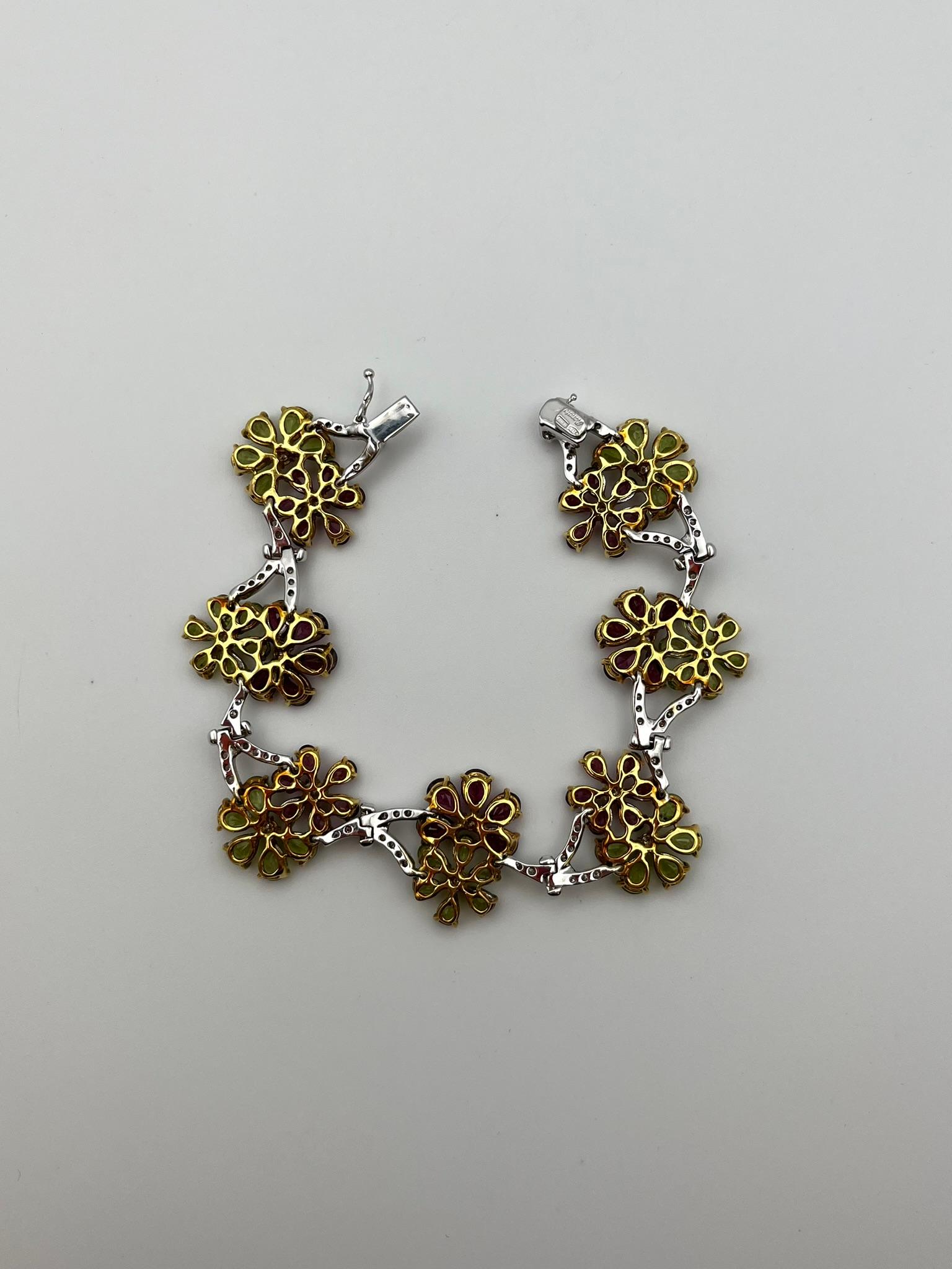 Bracciale a fiori artigianale in oro 18 kt. con peridot e rodolite e diamanti in vendita 2