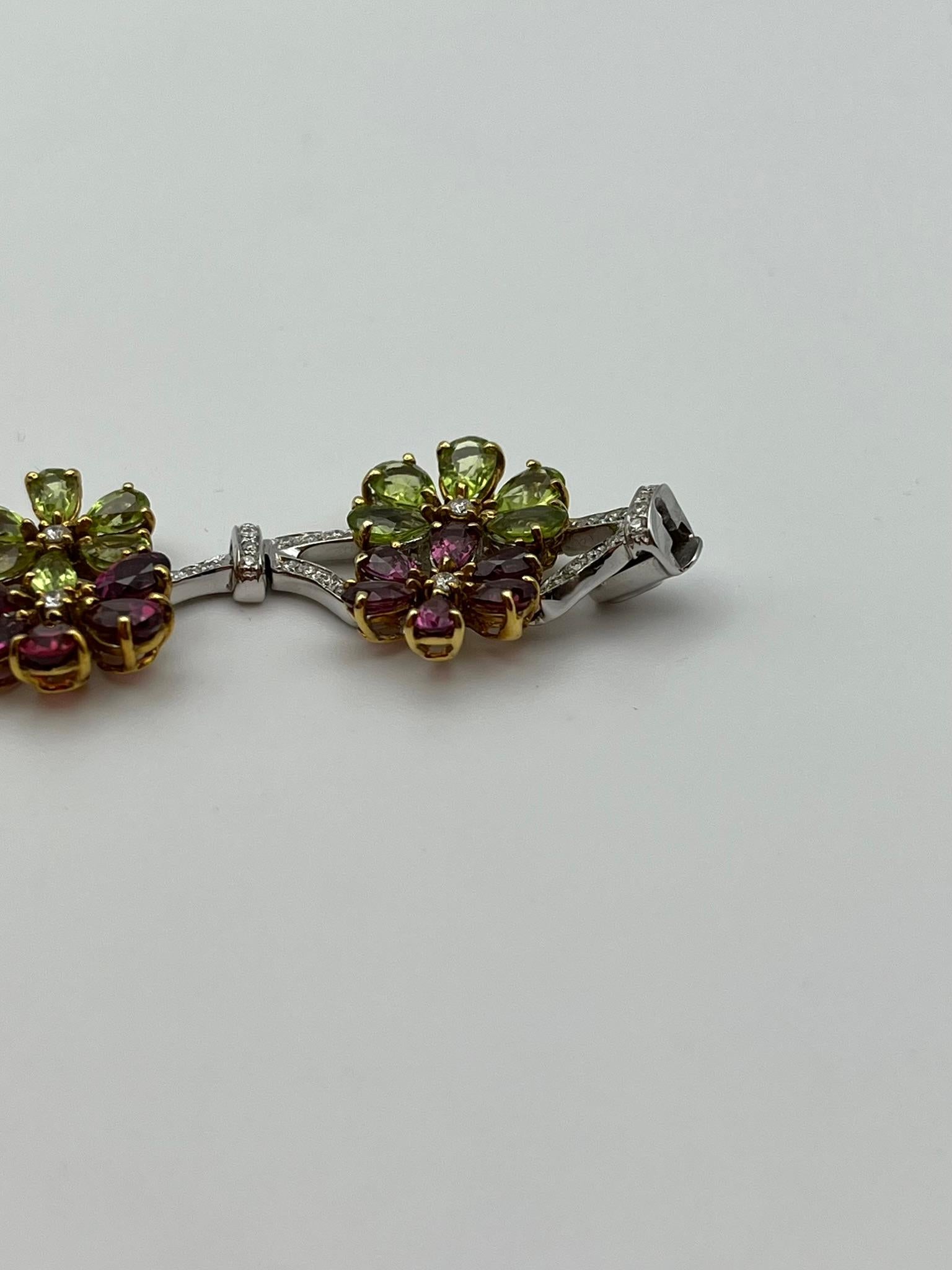 Bracciale a fiori artigianale in oro 18 kt. con peridot e rodolite e diamanti in vendita 3