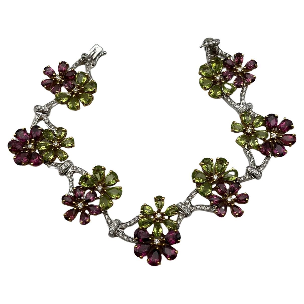 Bracciale a fiori artigianale in oro 18 kt. con peridot e rodolite e diamanti in vendita