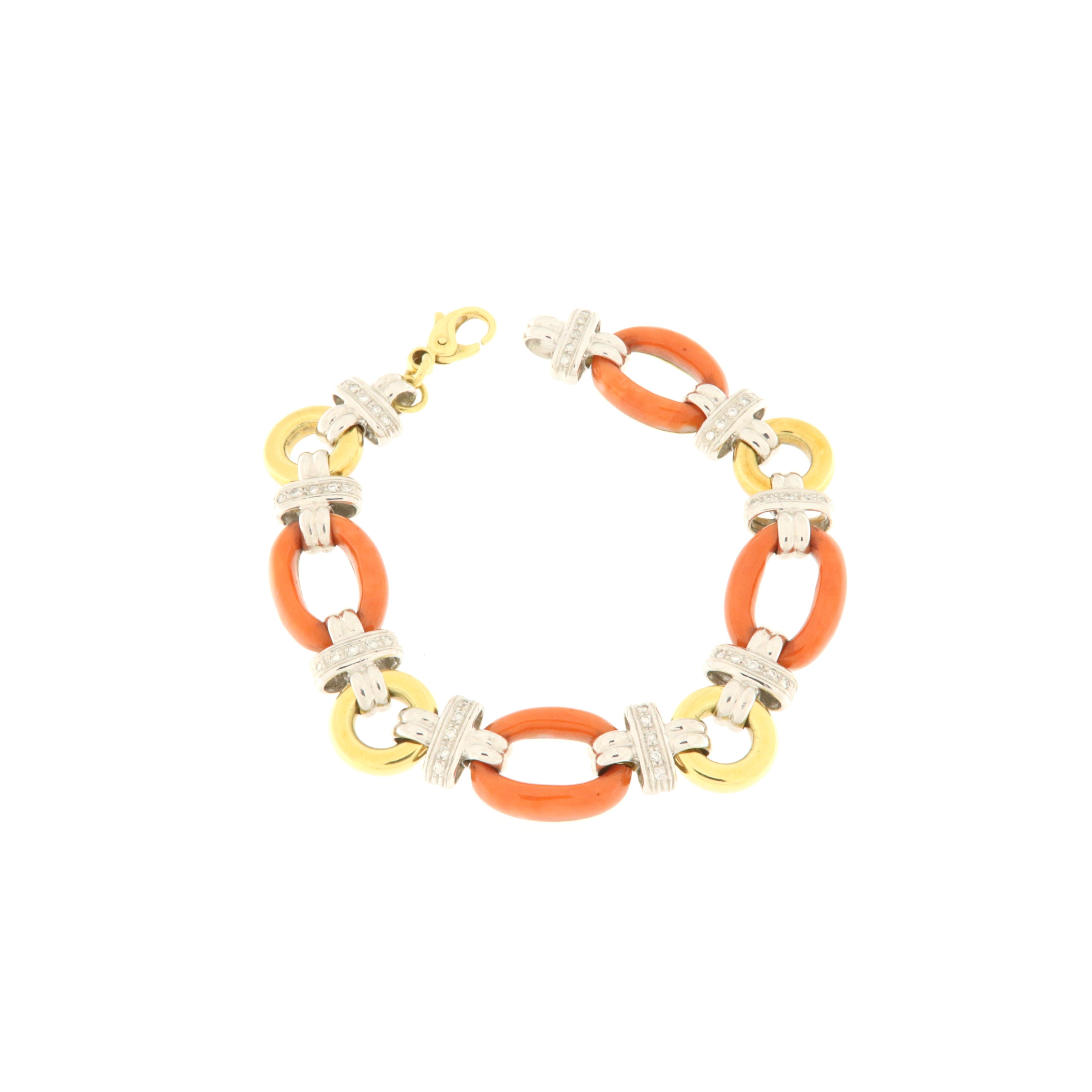 Ce bracelet en or jaune et blanc alterne des éléments en forme de cerceau avec des brillants (ct.0.65) et des éléments ovales en corail montés sur une base en or.
La merveilleuse fabrication italienne fait de ce bijou une pièce de haute joaillerie