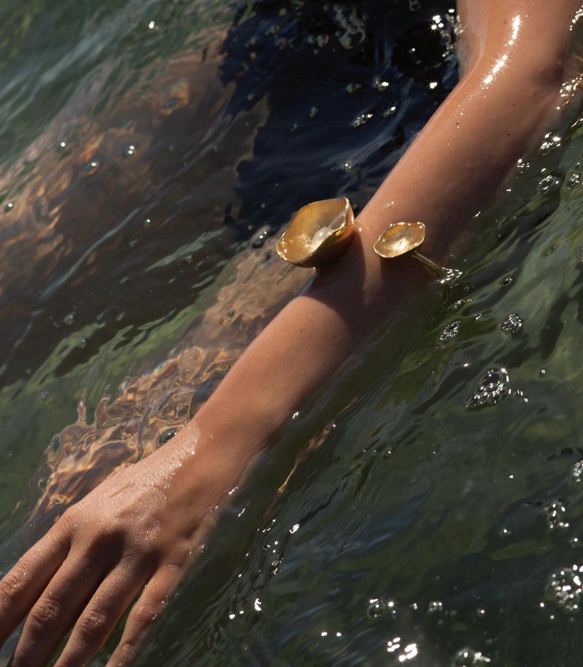 Bracciale conchigli e perla Argento 925 Perle Süßwasser, Placcato in Oro 18 kt (Moderne) im Angebot