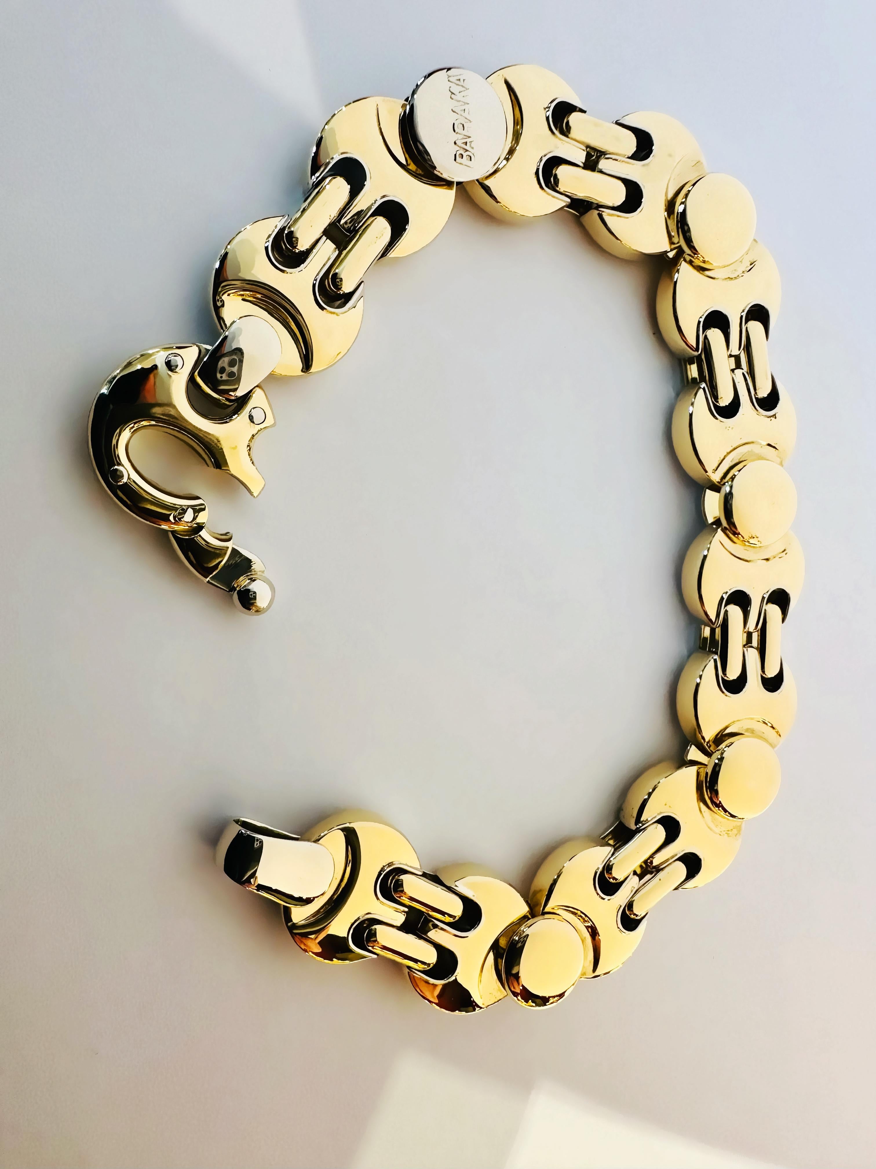 Un bracelet à l'impact visuel extraordinaire, conçu pour l'homme qui veut affirmer sa personnalité avec un accessoire de luxe au design audacieux. Ce bracelet exclusif Baraka, en or jaune et blanc 18 carats, est une parfaite combinaison d'esthétique