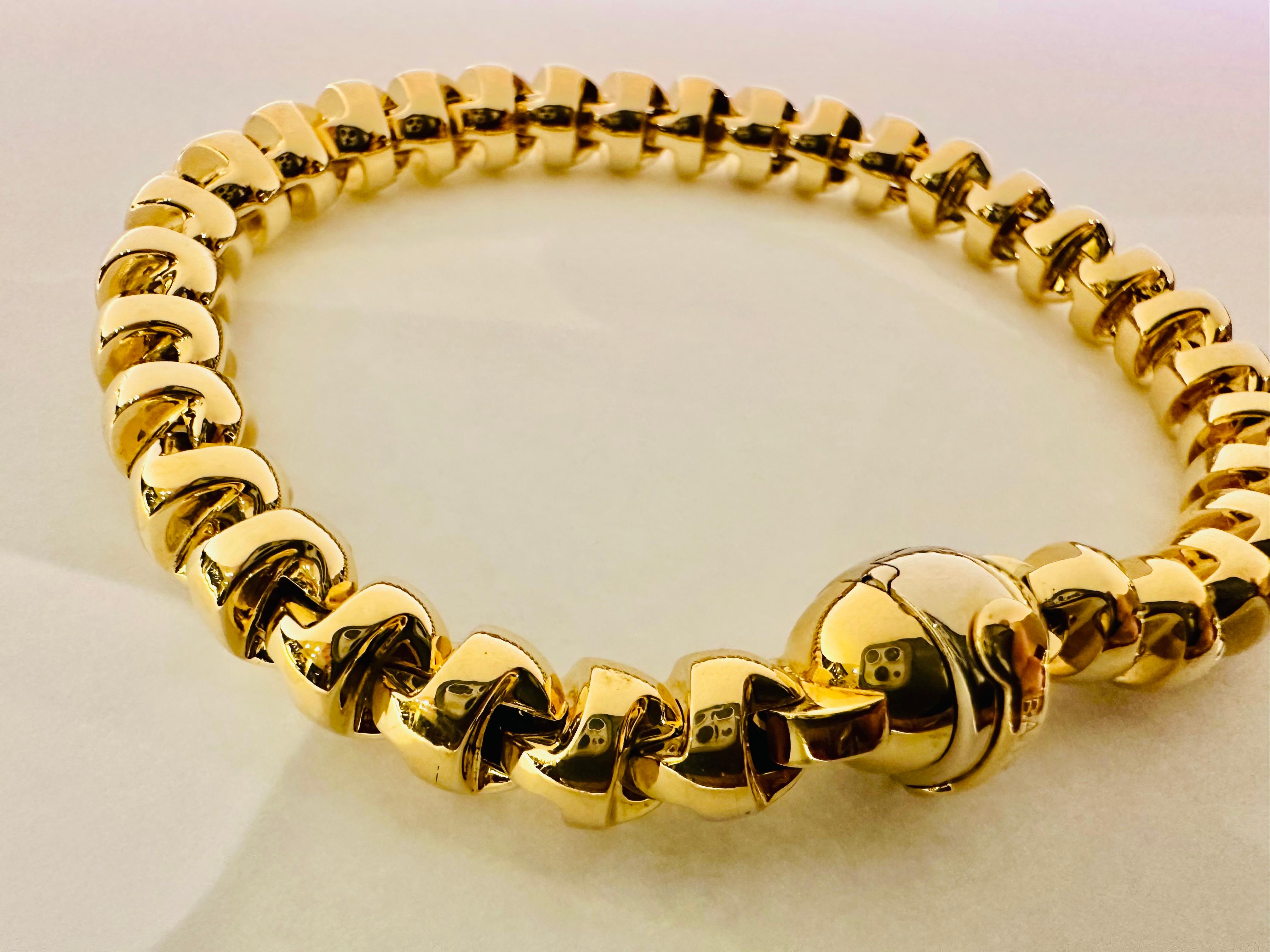 Un pezzo di rara esclusività, questo bracciale firmato Barakà è una creazione di alta gioielleria dal design unico e sofisticato. Realizzato interamente in oro giallo 18kt, si distingue per la sua struttura imponente e fluida, progettata per offrire