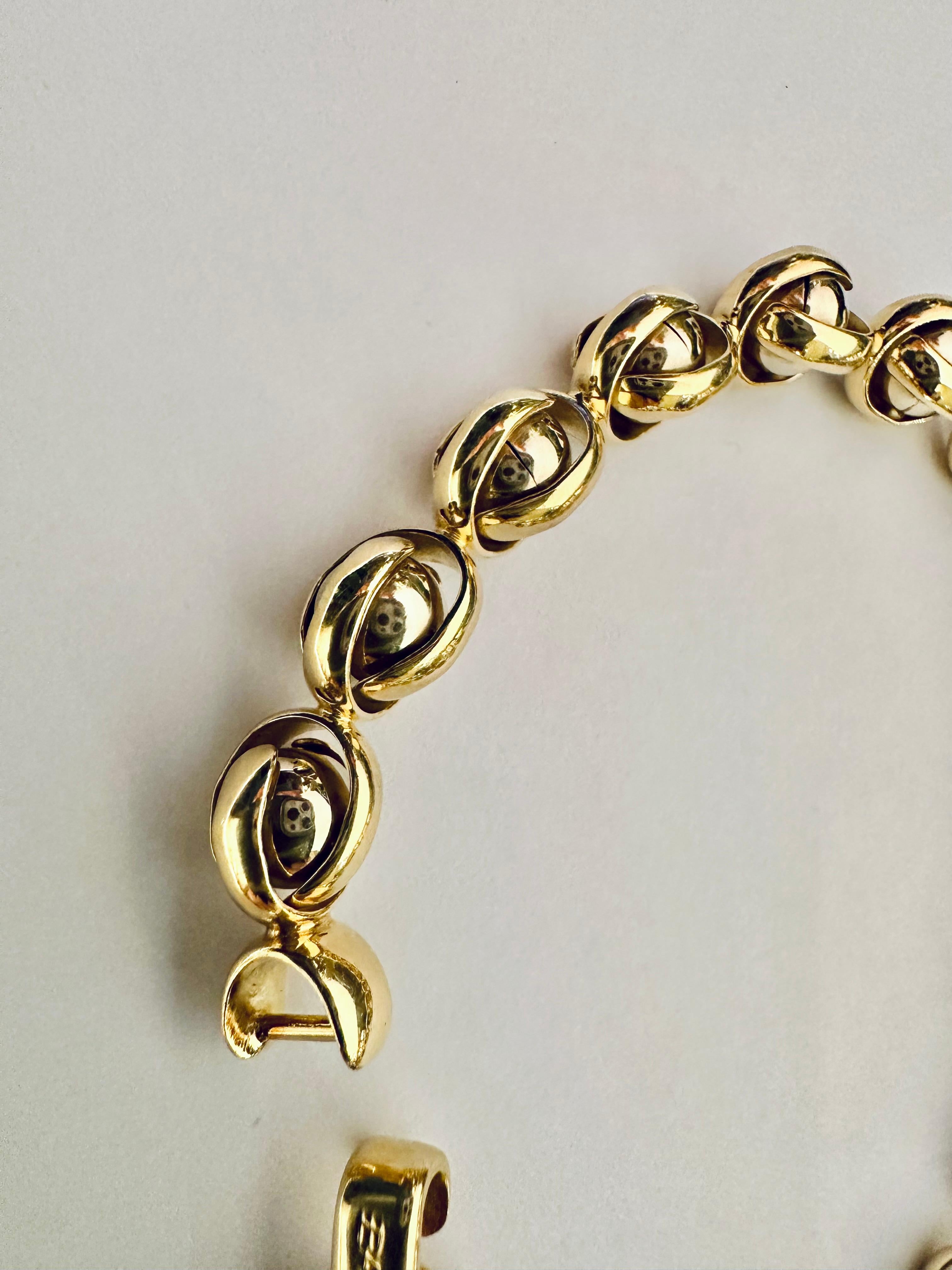 Un’icona di design che unisce lusso e innovazione, questo bracciale Barakà è un esempio perfetto di maestria orafa italiana. Realizzato in oro 18 kt, con un peso di 34,13 grammi, presenta una struttura architettonica che gioca con la luce attraverso