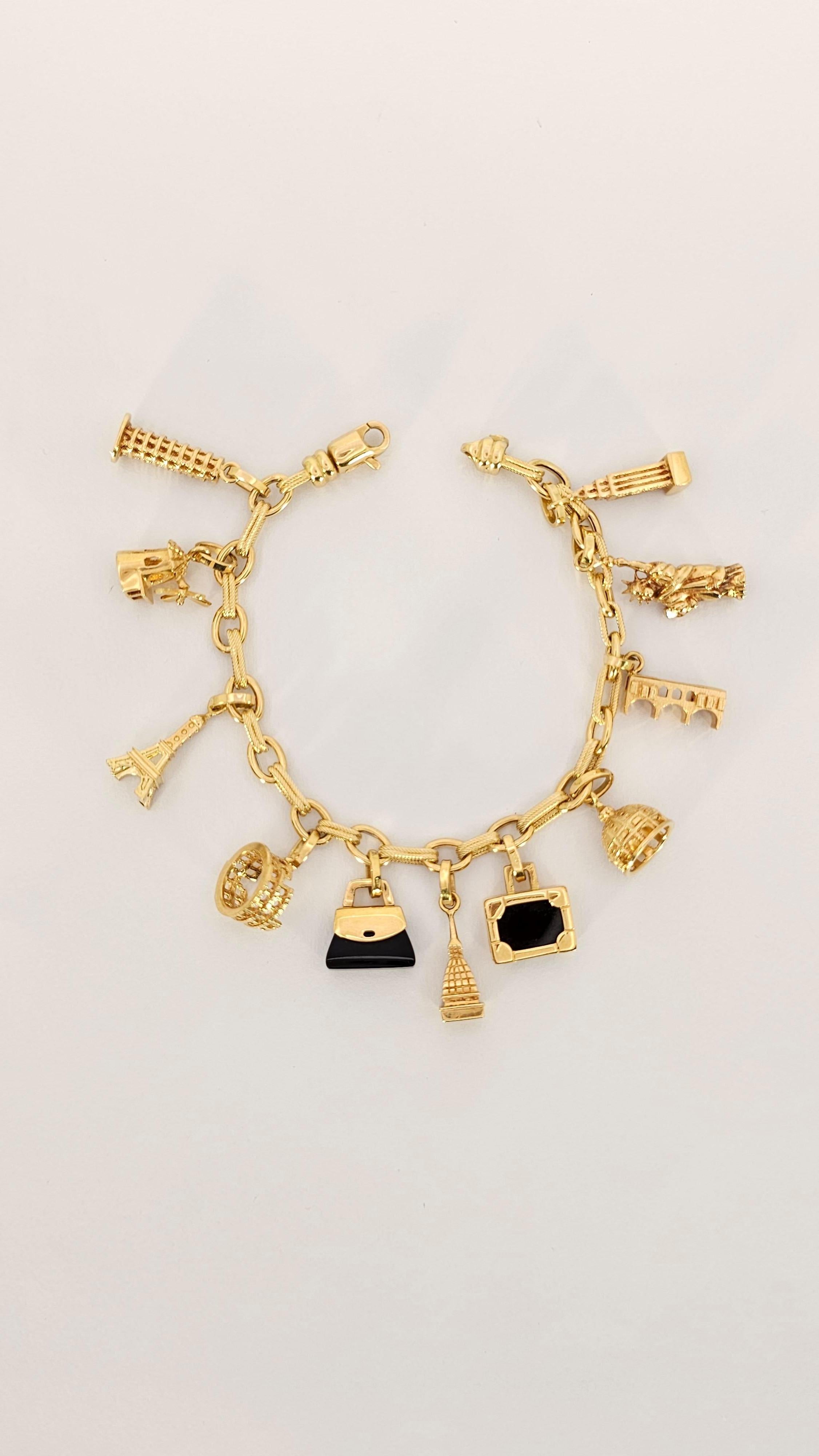 Un classico bracciale charms in oro 18 Kt dal peso di 33,30 grammi.
Questo bracciale ha 11 ciondoli: 
Empire State Building
Statua della libertà
Tower bridge
Cupola di San Pietro
Borsetta in oro e onice
Mole antonelliana
Borsetta in oro e