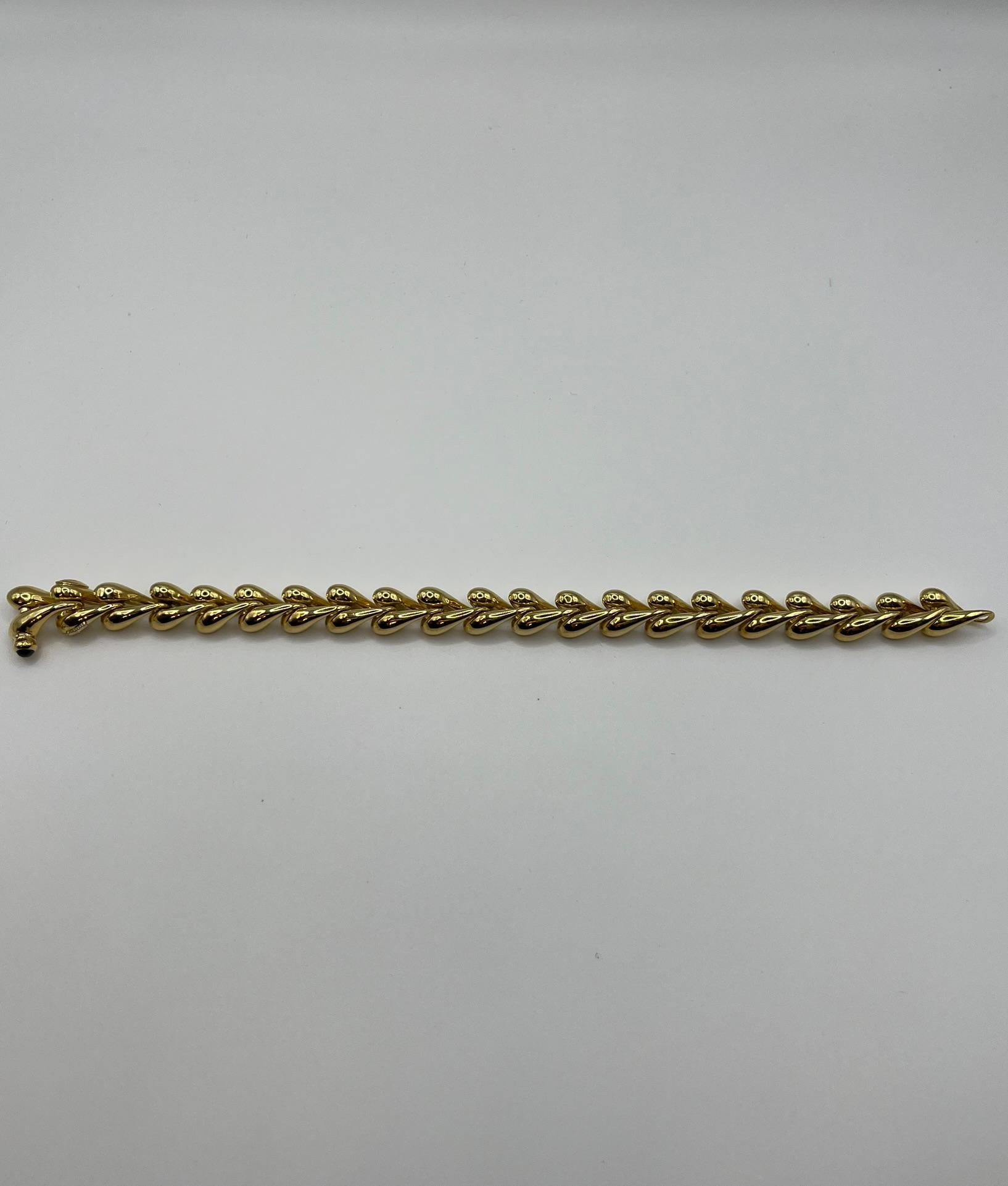 Splendido bracciale Chiampesan realizzato interamente in oro giallo 18 kt. 750/00. Appartiene a un'edizione limita ed di cui è il numero 3079. E' caratterizzato da maglie sagomate a forma di cuore che si intrecciano con eleganza creando un disegno