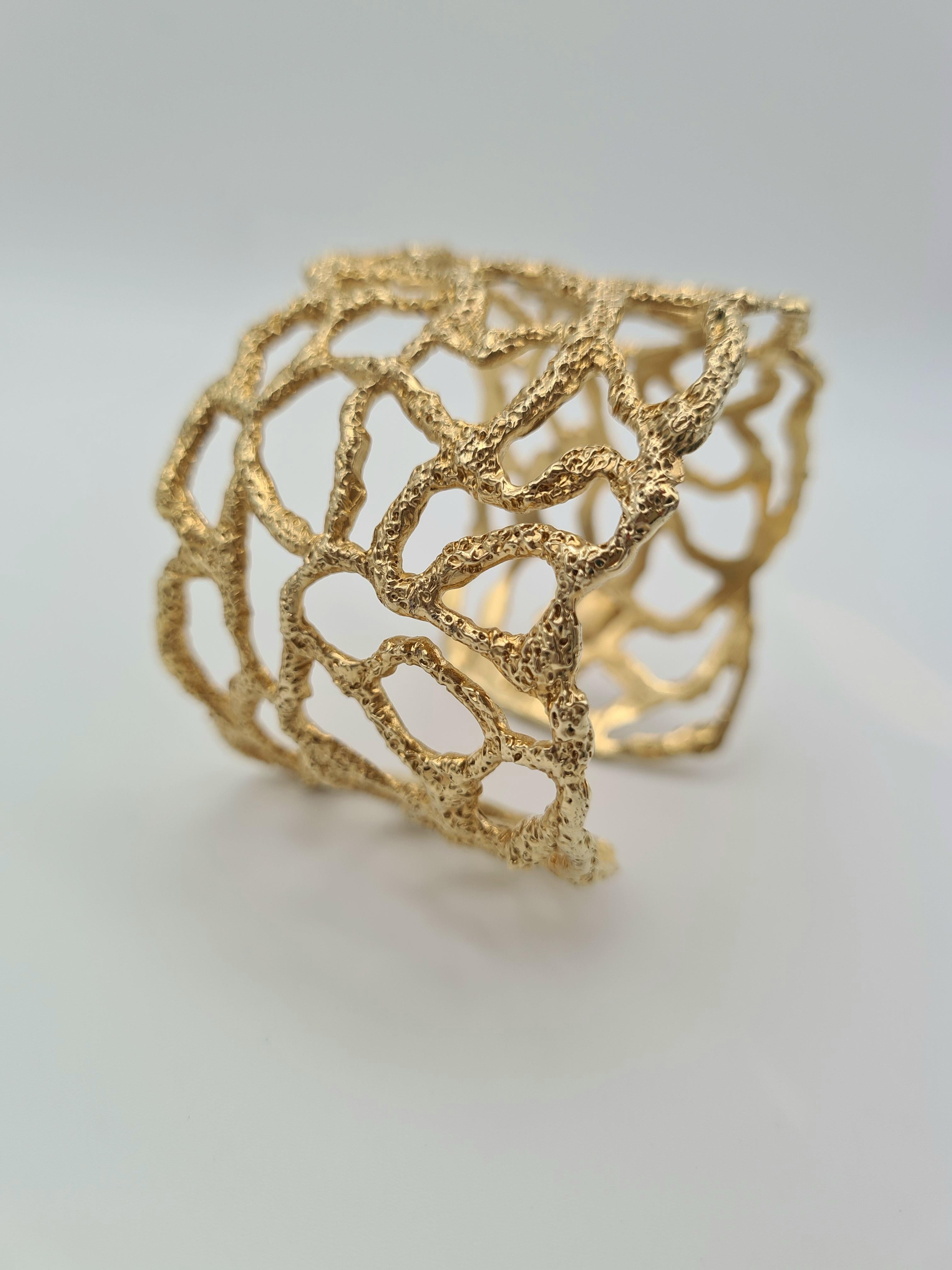 Bracciale polsino Collezione Disco Traforato Preistorico.
Réalisé à la main avec l'antica tecnica della Cera Persa (o microfusione) en Argento 925 placcato Oro 24 carati. Cette bracciale est une véritable et propre sculpture à réaliser, un joyau qui