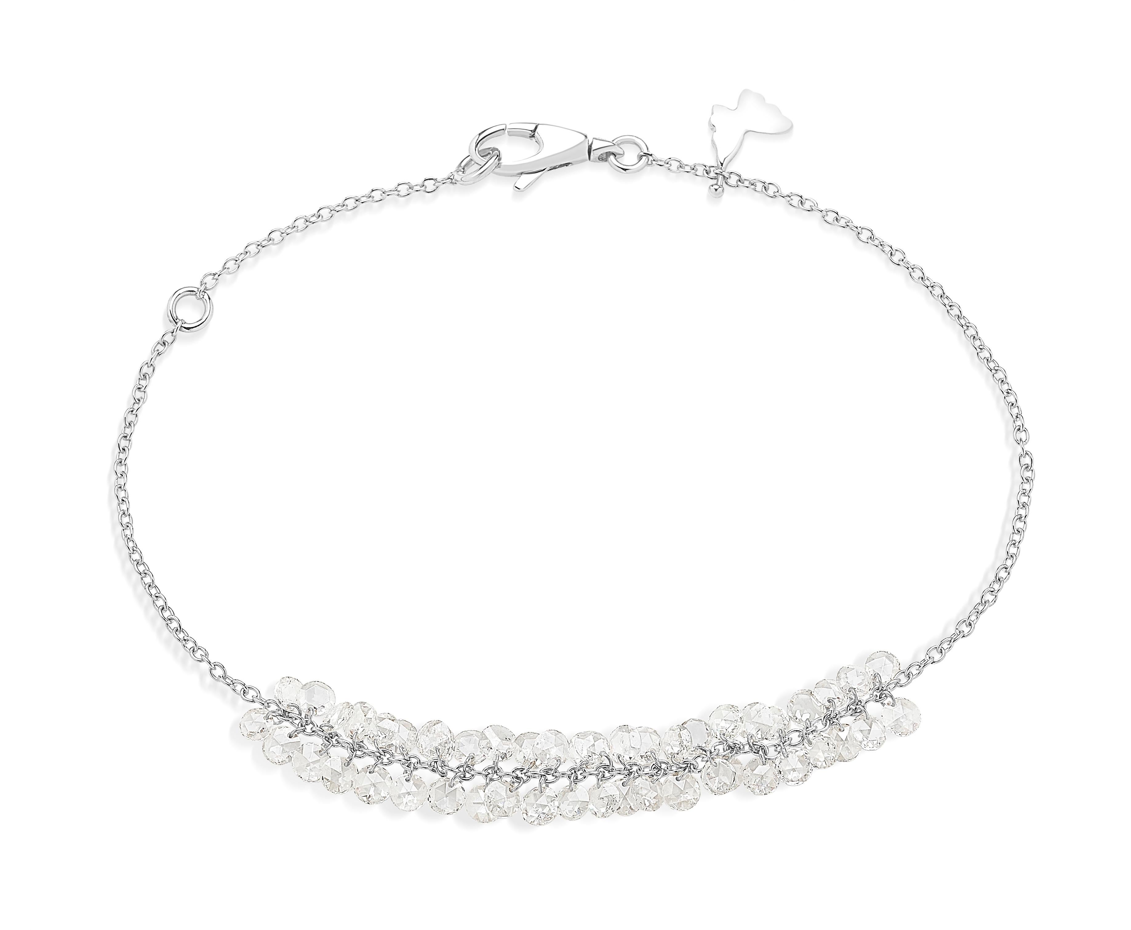 La colección COSTELLAZIONE expresa una personalidad culta y discreta.
Los diamantes talla rosa se unen para diseñar una colección de gran linealidad estética, que rechaza todo exceso, en busca de la ligereza absoluta. Lo ideal es que los diamantes