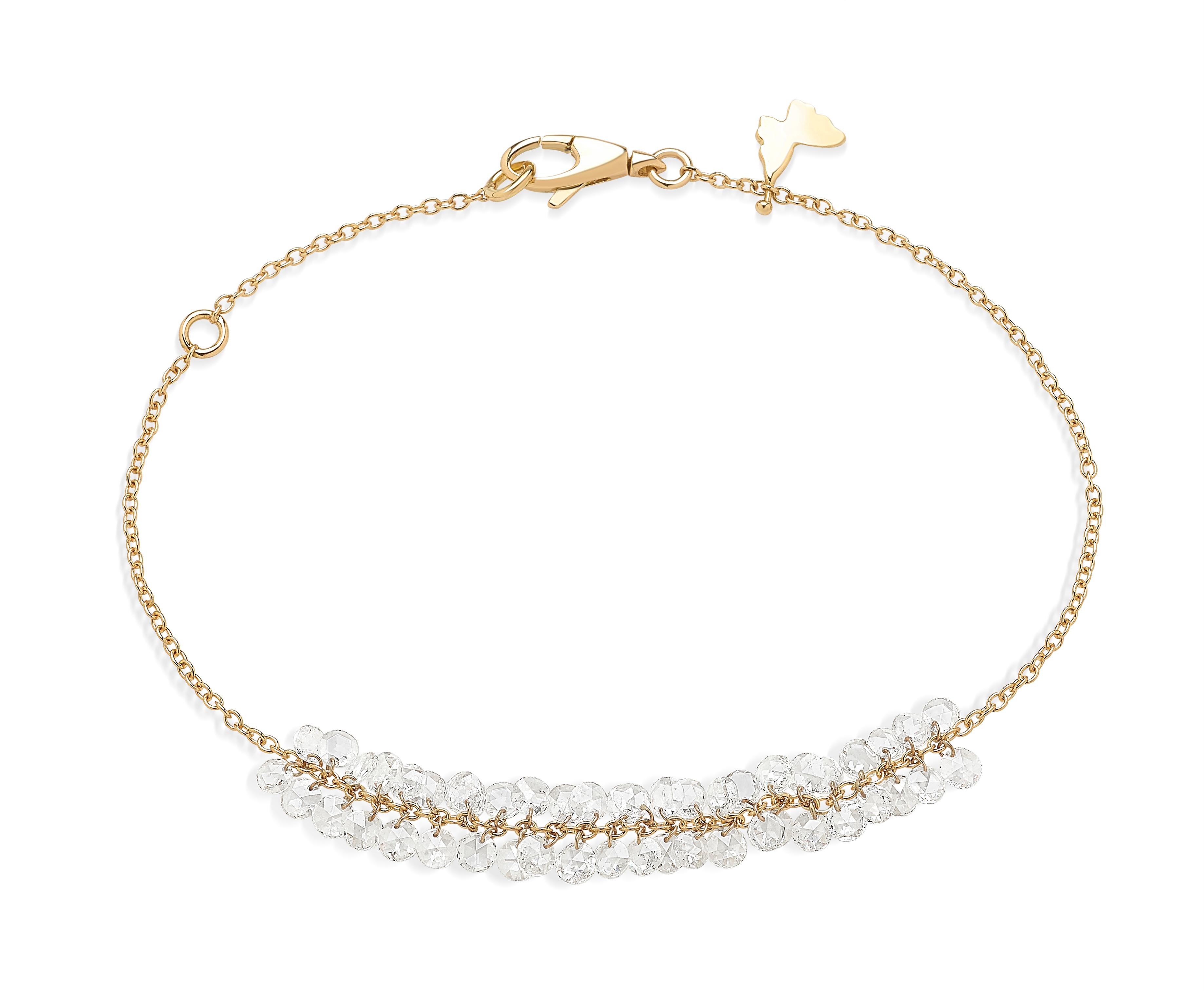 La collection COSTELLAZIONE exprime une personnalité cultivée et discrète.
Les diamants taillés en rose s'unissent pour dessiner une collection d'une grande linéarité esthétique, qui rejette tout excès, à la recherche d'une légèreté absolue. Les