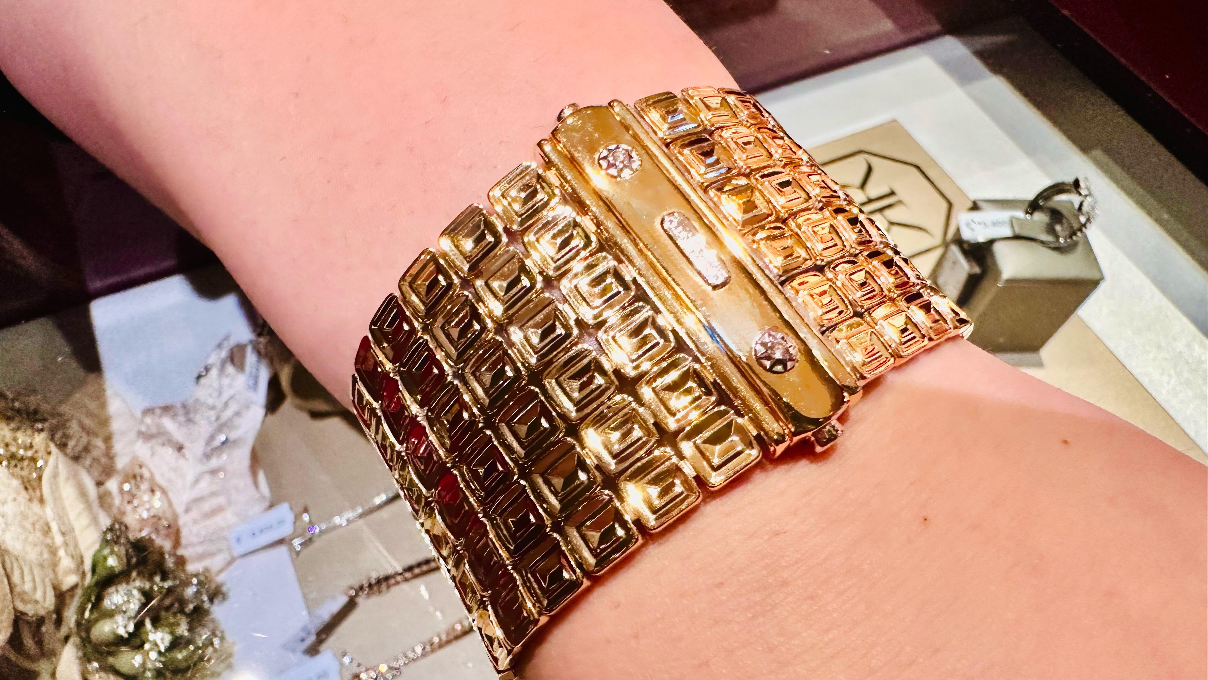 Un bijou extraordinaire, symbole de luxe et de polyvalence, signé par l'artisanat italien.

Le bracelet Double Face en or 18 carats, d'un poids exceptionnel de 91,87 grammes, est un chef-d'œuvre exclusif qui célèbre l'union parfaite de la tradition