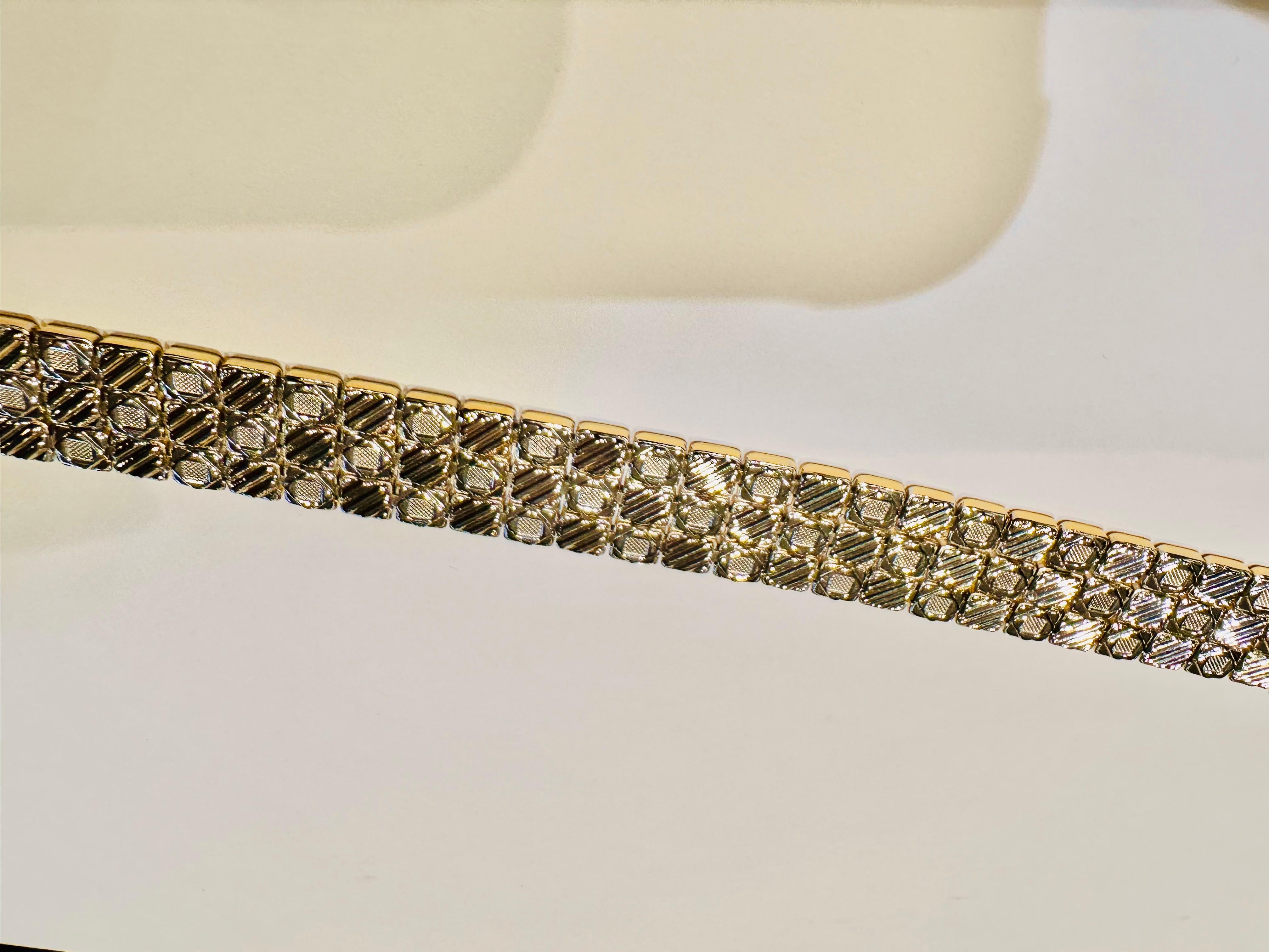 Un bijou extraordinaire, symbole de luxe et de polyvalence, signé par l'artisanat italien.
Poids 46,67 grammes
Le bracelet Double Face en or 18 carats,  est un chef-d'œuvre exclusif qui célèbre l'union parfaite entre la tradition de l'orfèvrerie et
