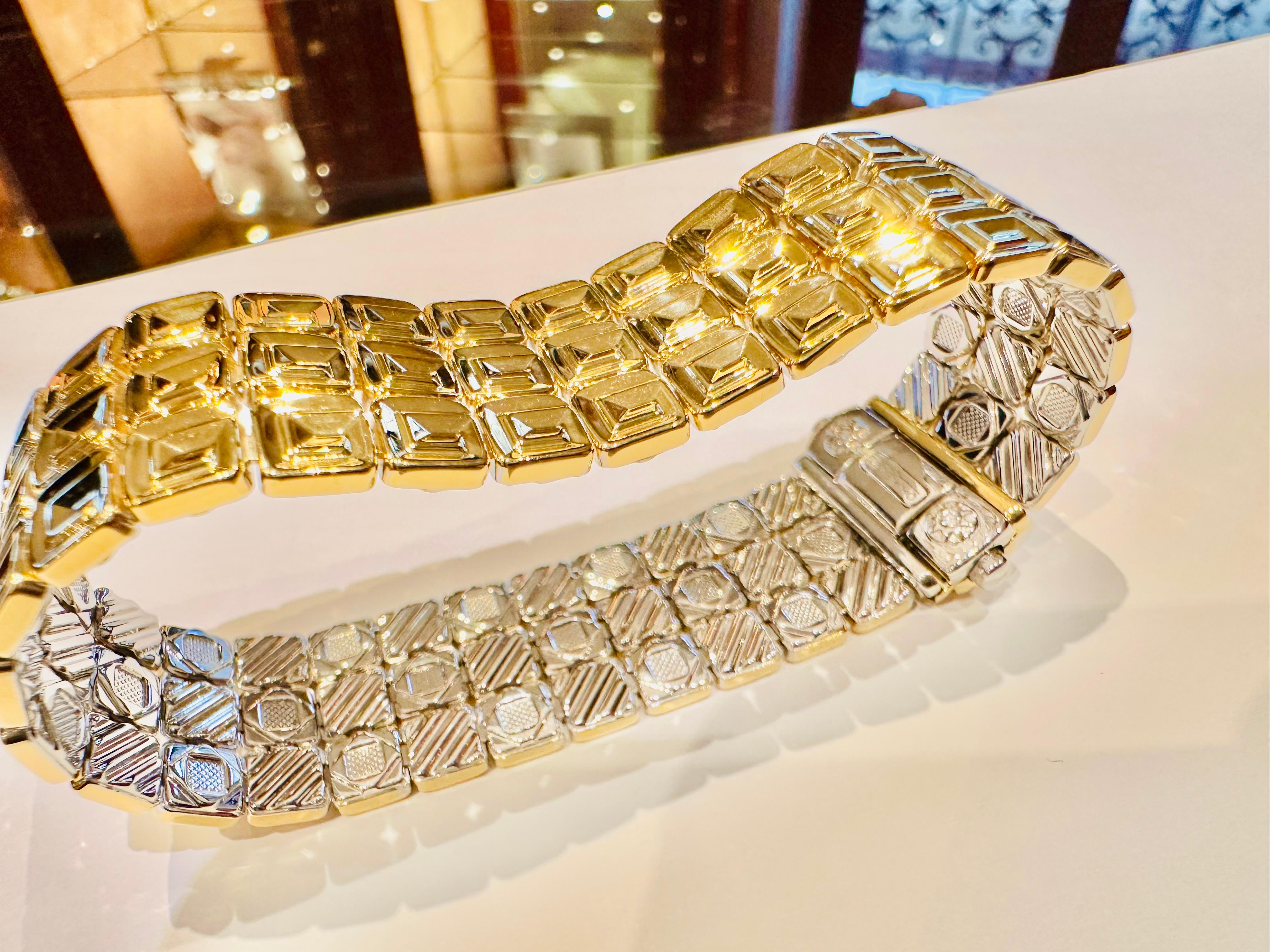 Taille brillant Chimento Bracelet double face en or jaune et blanc 18 ct  Unique en vente