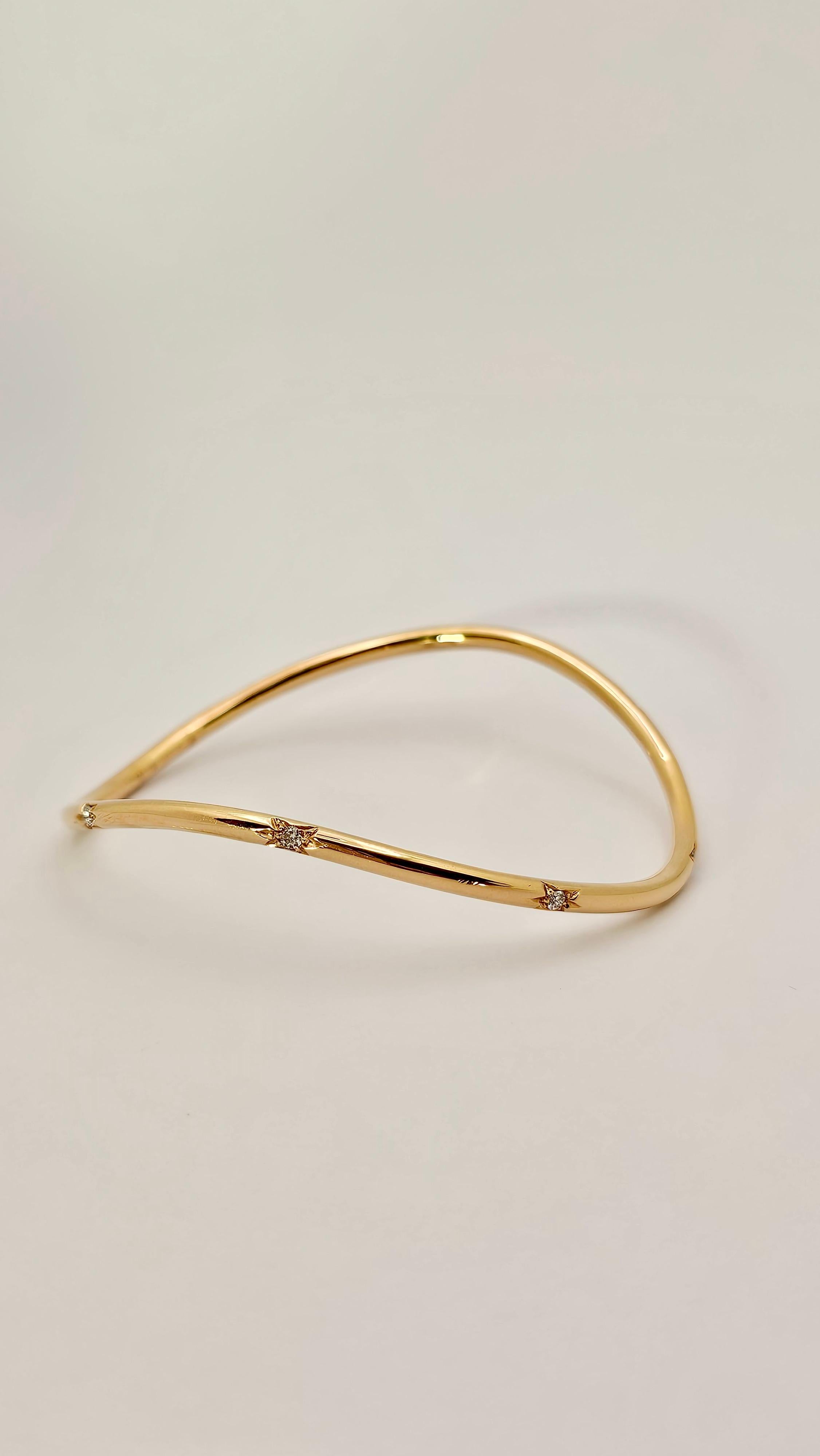 Un bracciale rigido realizzato in oro massiccio ( pieno ) rosa, 18 Kt dal peso di 22.60 grammi.
La sua forma, sagomata ad onda, lo rende particolarmente ergonomico e molto confortevole da indossare.
Ad impreziosire questo bracciale ci sono otto