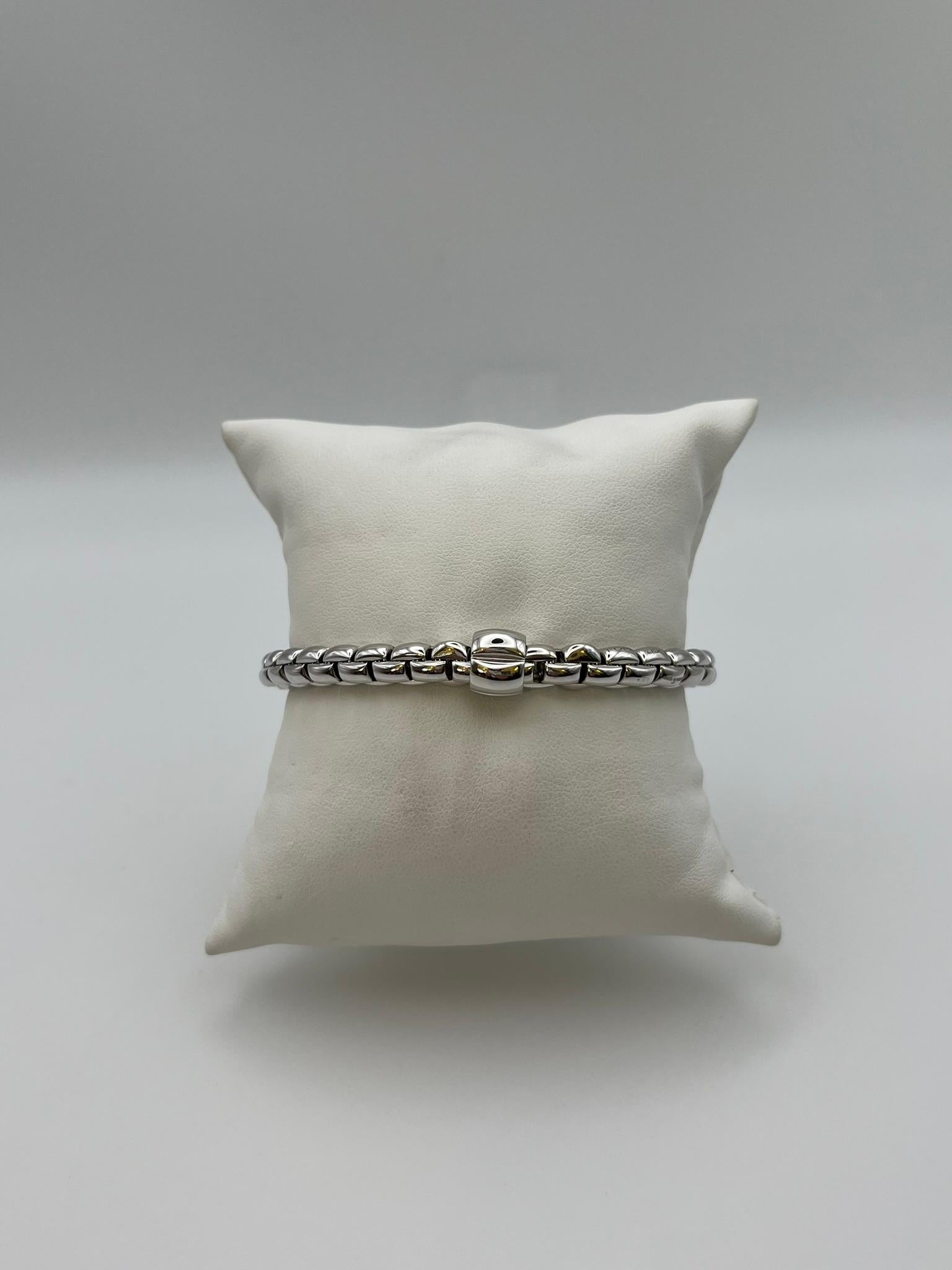 Elegant Fope bracelet from the Flex'it collection, made of 18 kt white gold. Refined and comfortable at the same time thanks to the flexible design and iconic knitted pattern. Designed and made in Italy, in Vicenza, it is a symbol of Italian luxury