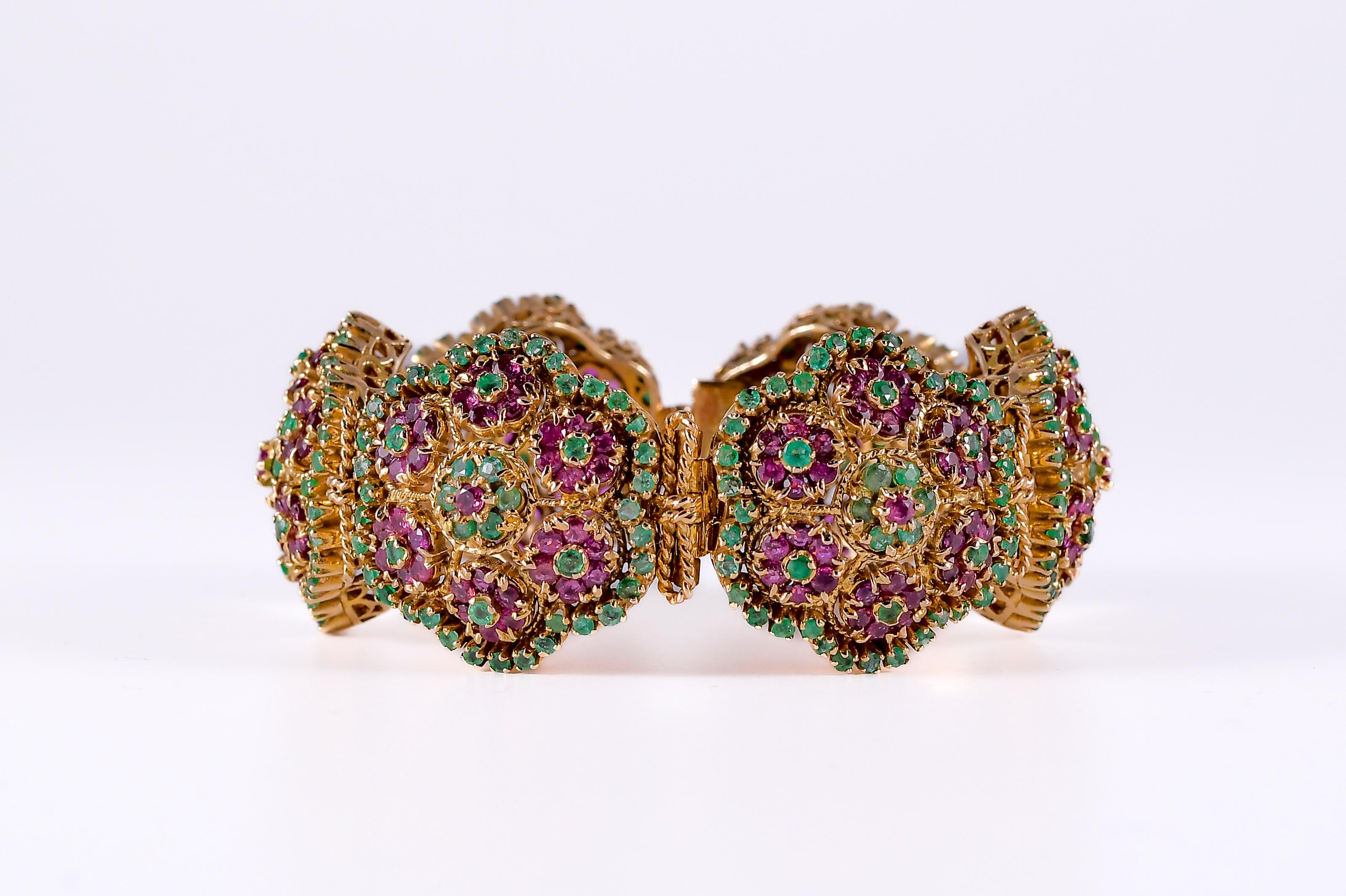 Un bracciale in oro con smeraldi e zaffiri rosa è un gioiello dall'eleganza senza tempo, perfetto per chi ama l'armonia tra il lusso e la vivacità dei colori. L'oro, con la sua luminosità calda e raffinata, fa da cornice ideale alle gemme