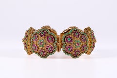 Bracciale semi rigido con zaffiri rosa e smeraldi