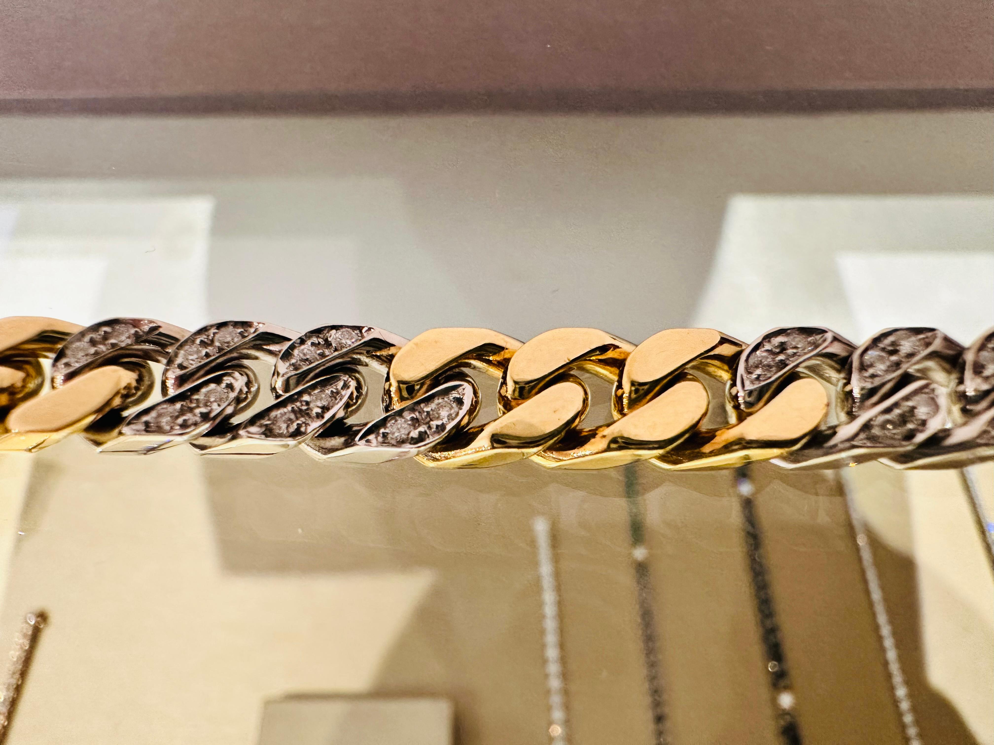 Una joya como ésta transforma a quien la lleva en un icono de fuerza y sofisticación. Esta pulsera groumette de oro blanco y amarillo de 18 quilates, con un peso de 46,54 gramos, es un auténtico tributo a la excelencia artesanal italiana. Sus