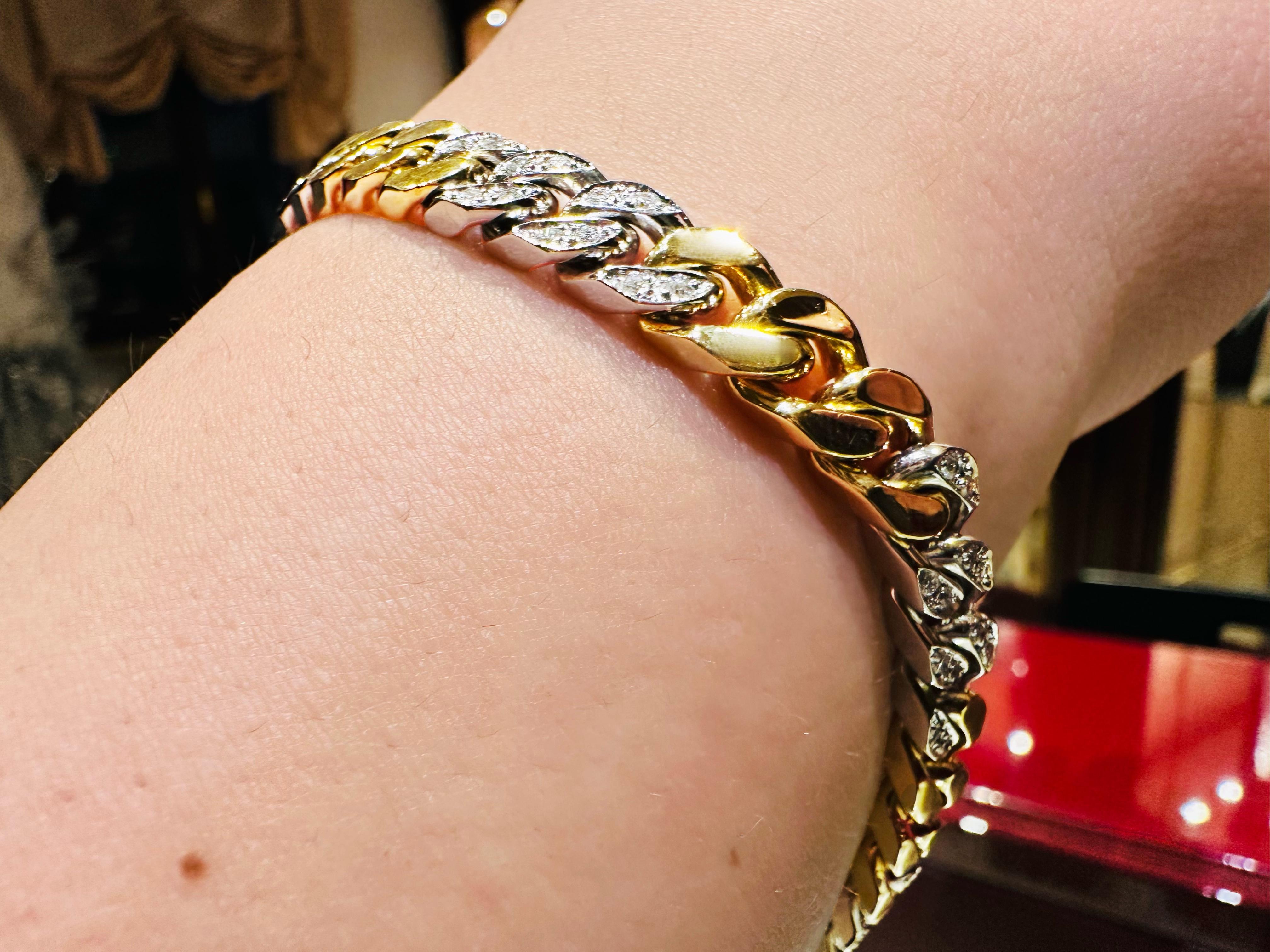 Femenino o masculino Pulsera Groumette de oro blanco y amarillo con diamantes: poder y estilo en venta