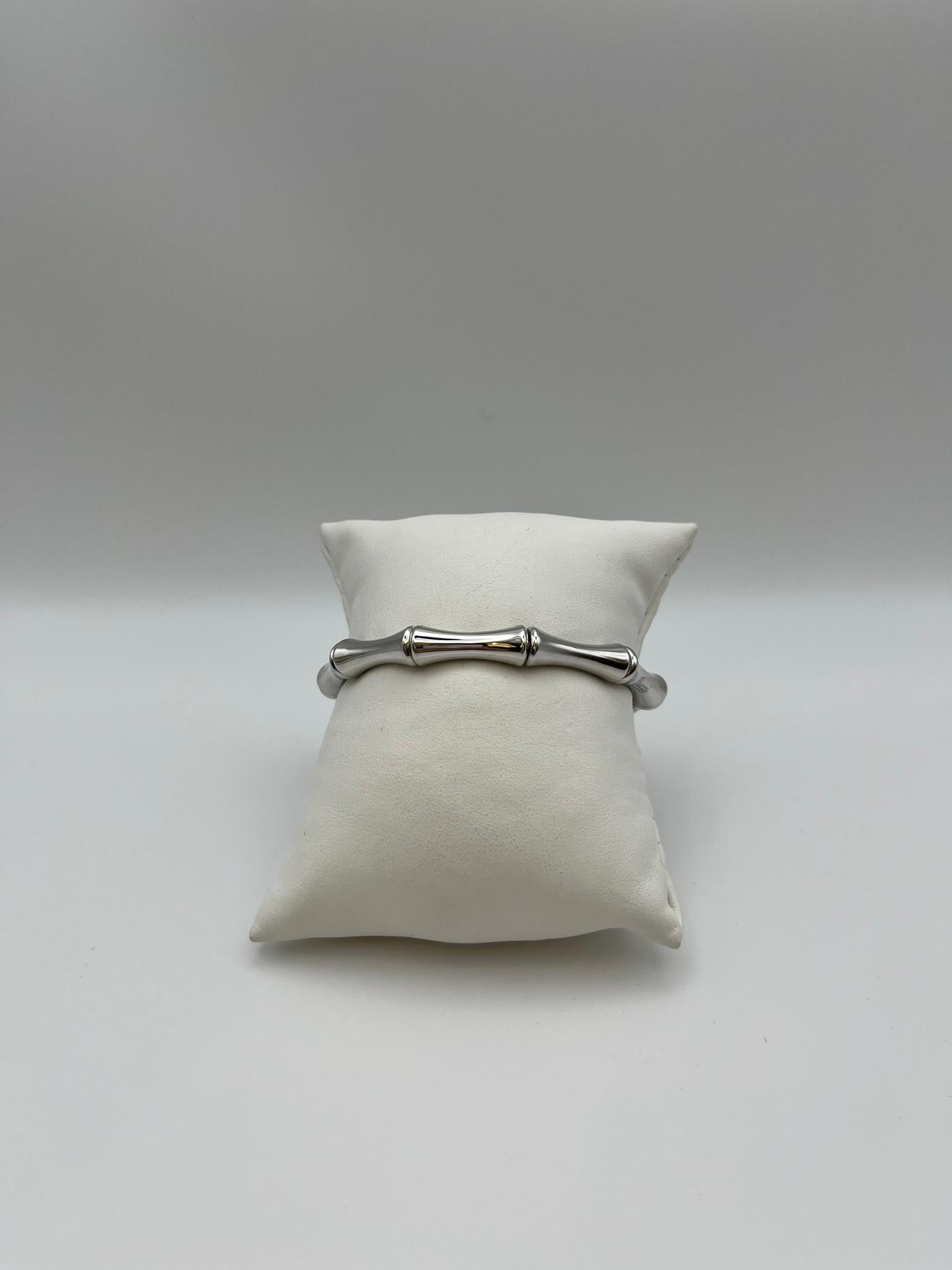 Bracelet semi-rigide Gucci en or blanc 18 carats de la célèbre collection Bamboo. Entièrement fabriqué en Italie, le design rappelle les articulations naturelles du bambou, avec des segments arrondis et des surfaces brillantes qui reflètent la