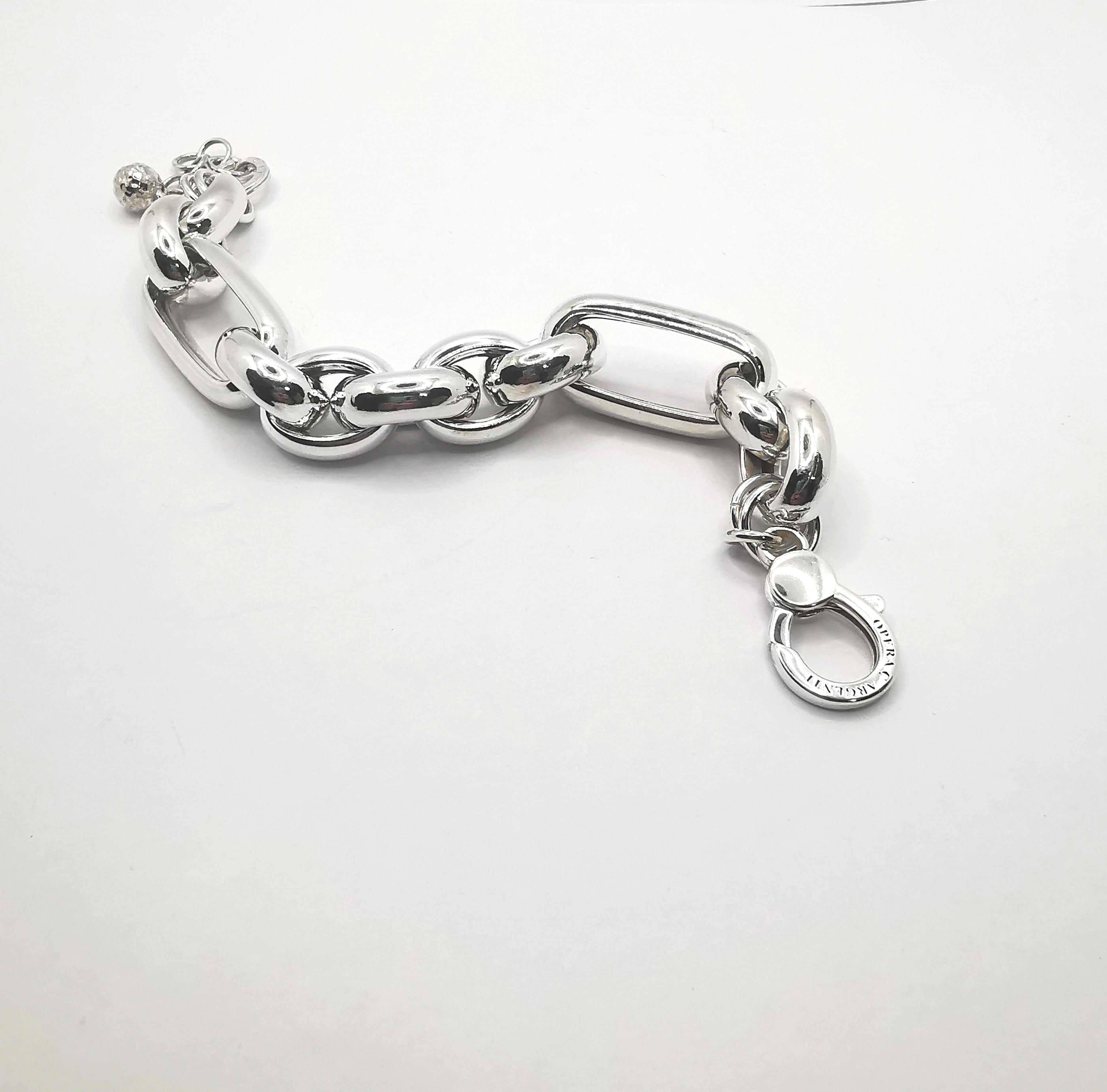 This silver bracelet is a jewelry classic.
The oval links are massive; the smaller ones measure 1 x 1.5 cm while the larger ones measure 3 x 1.5 cm.
The bracelet has a minimum length of 18 cm and a maximum length of 21 cm.
In fact, it can be
