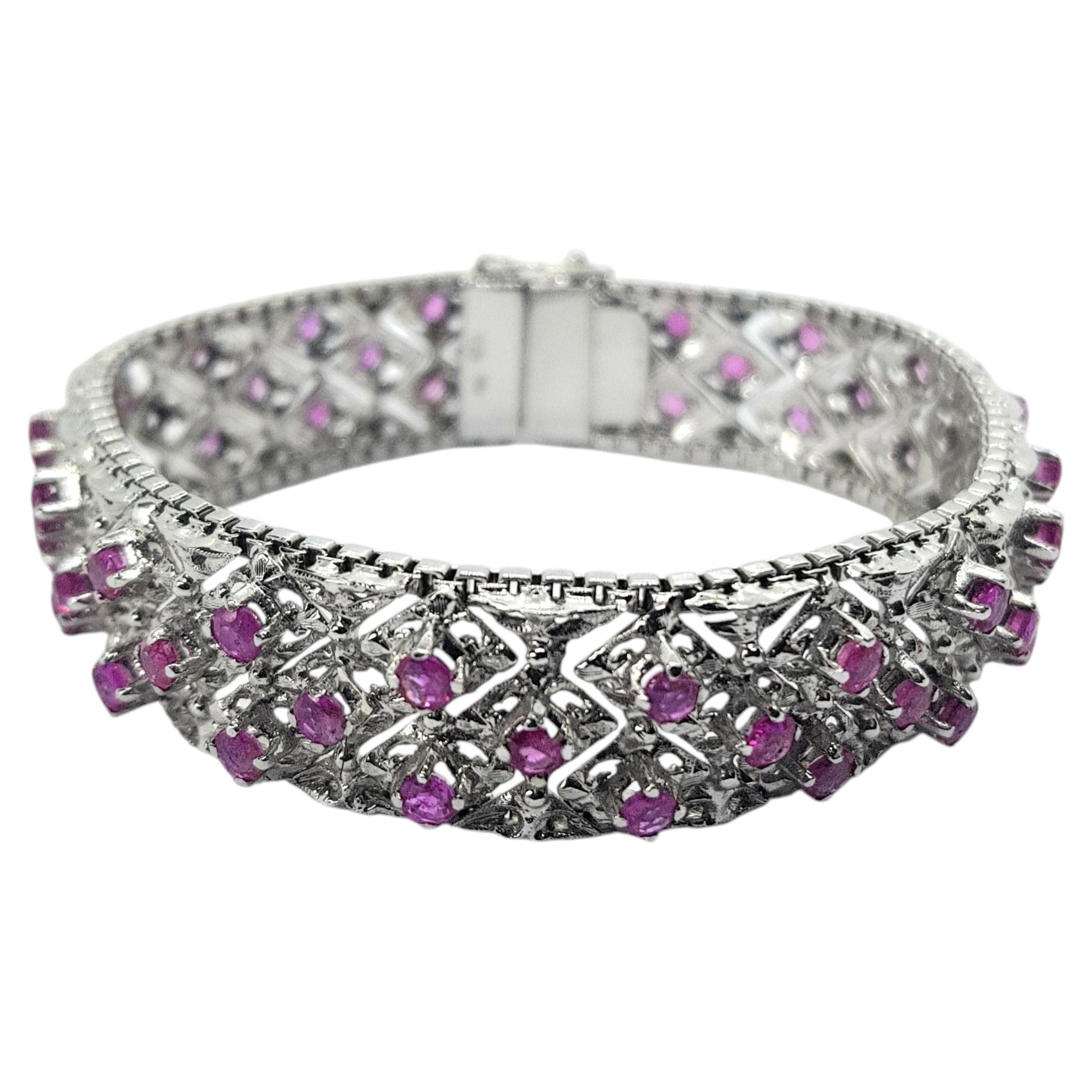 Bracelet en or blanc 18k avec des rubis naturels totalisant environ 2,80 carats en vente