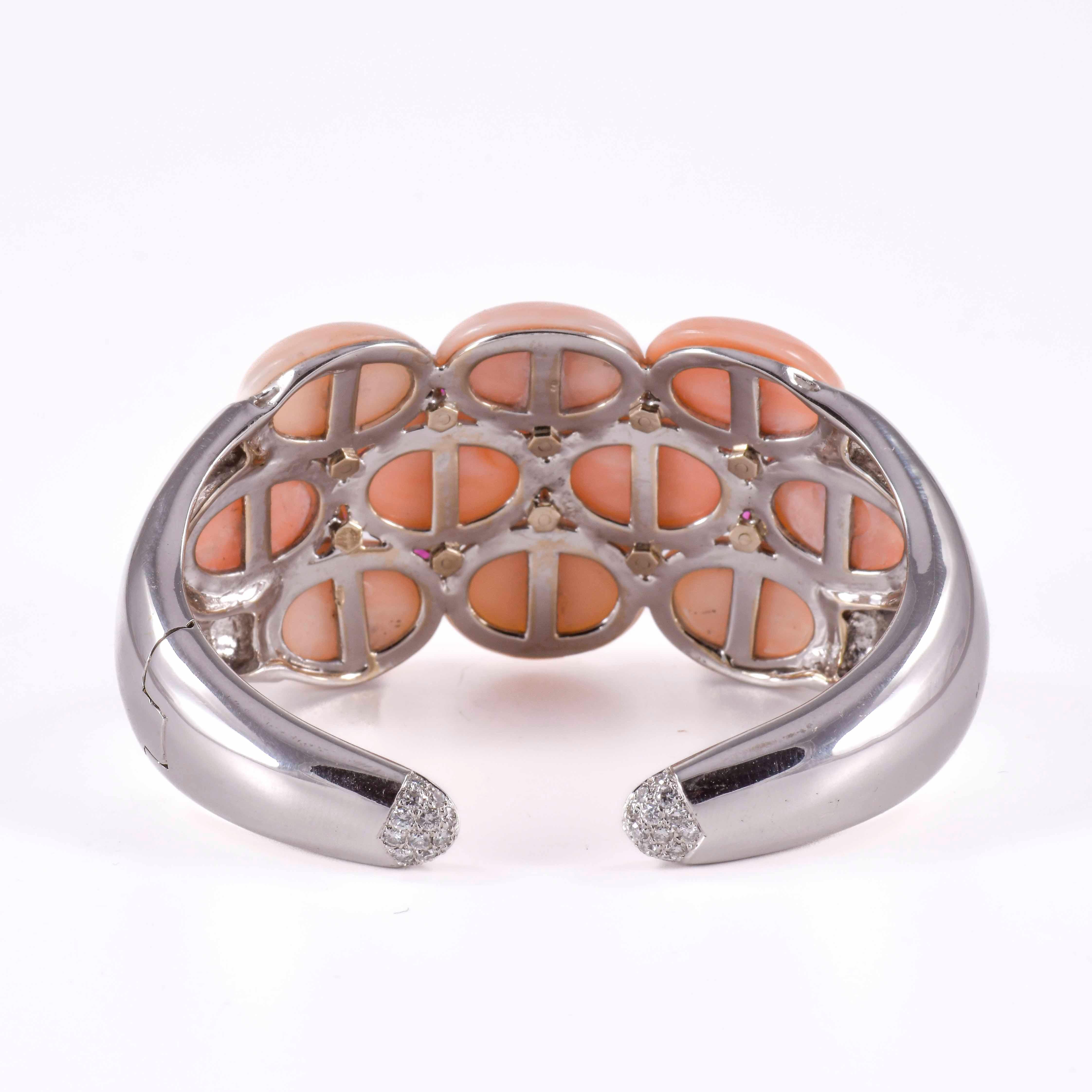 Contemporain Bracelet en or blanc avec corail rose pâle et rubis en vente