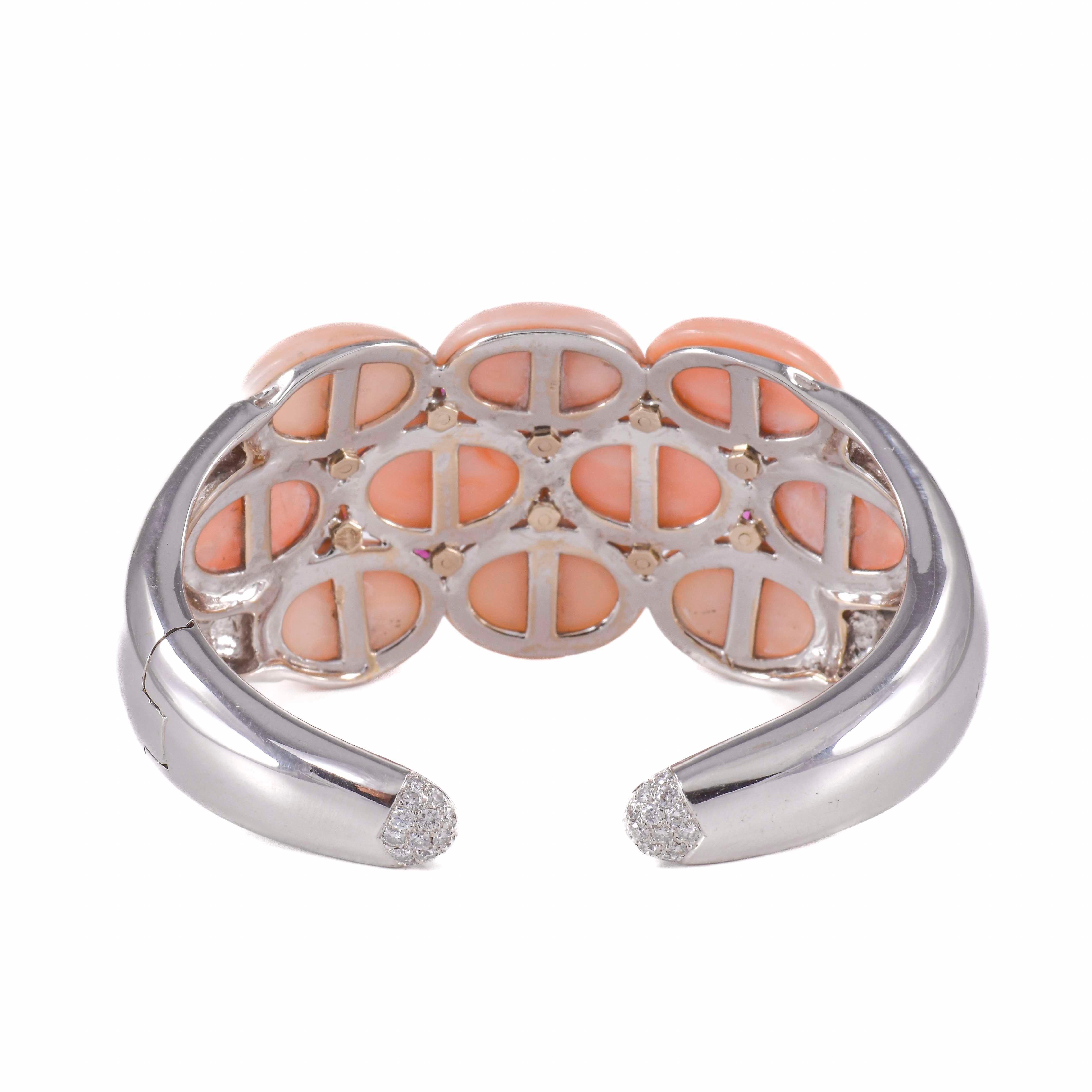 Round Cut Bracelet en or blanc avec corail rose pâle et rubis en vente