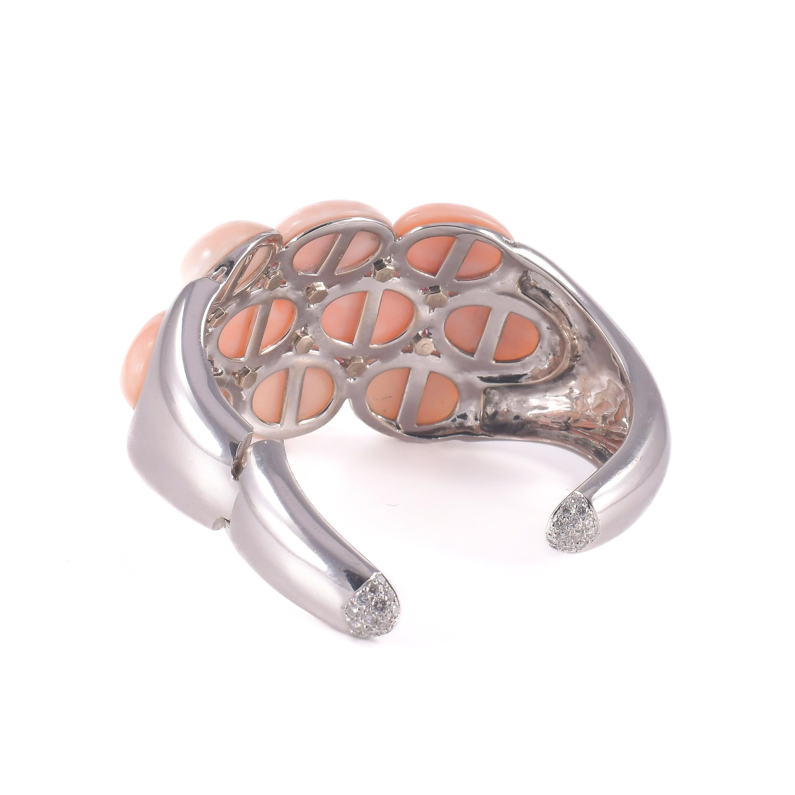 Bracelet en or blanc avec corail rose pâle et rubis Pour femmes en vente