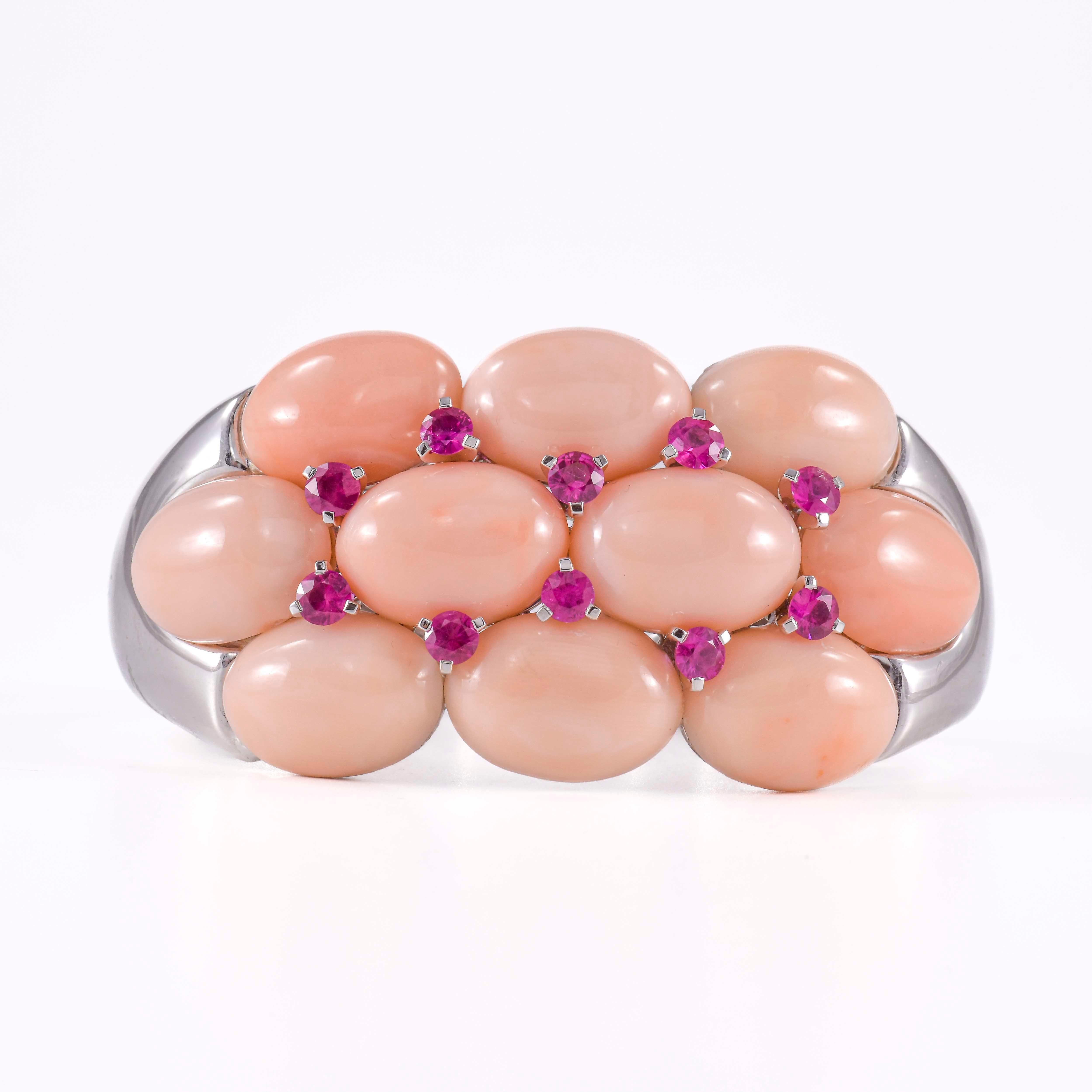 Bracelet en or blanc avec corail rose pâle et rubis en vente 1