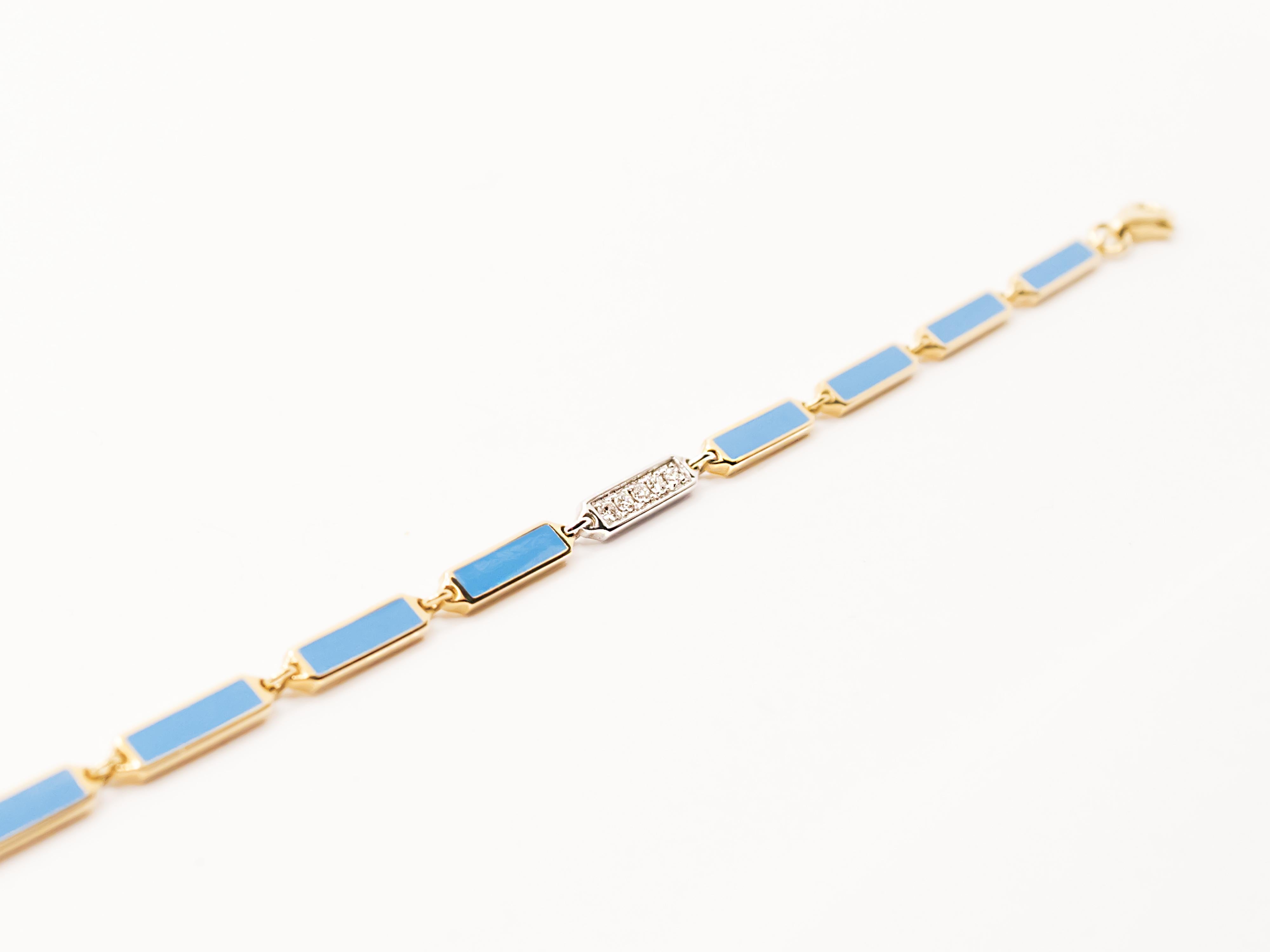 Un bracelet au style années 70 et à la fabrication italienne contemporaine.
Ce bracelet peut être porté aussi bien par les hommes que par les femmes.
Il est composé de modules hexagonaux. Chacun d'entre eux contient un rectangle d'émail turquoise.