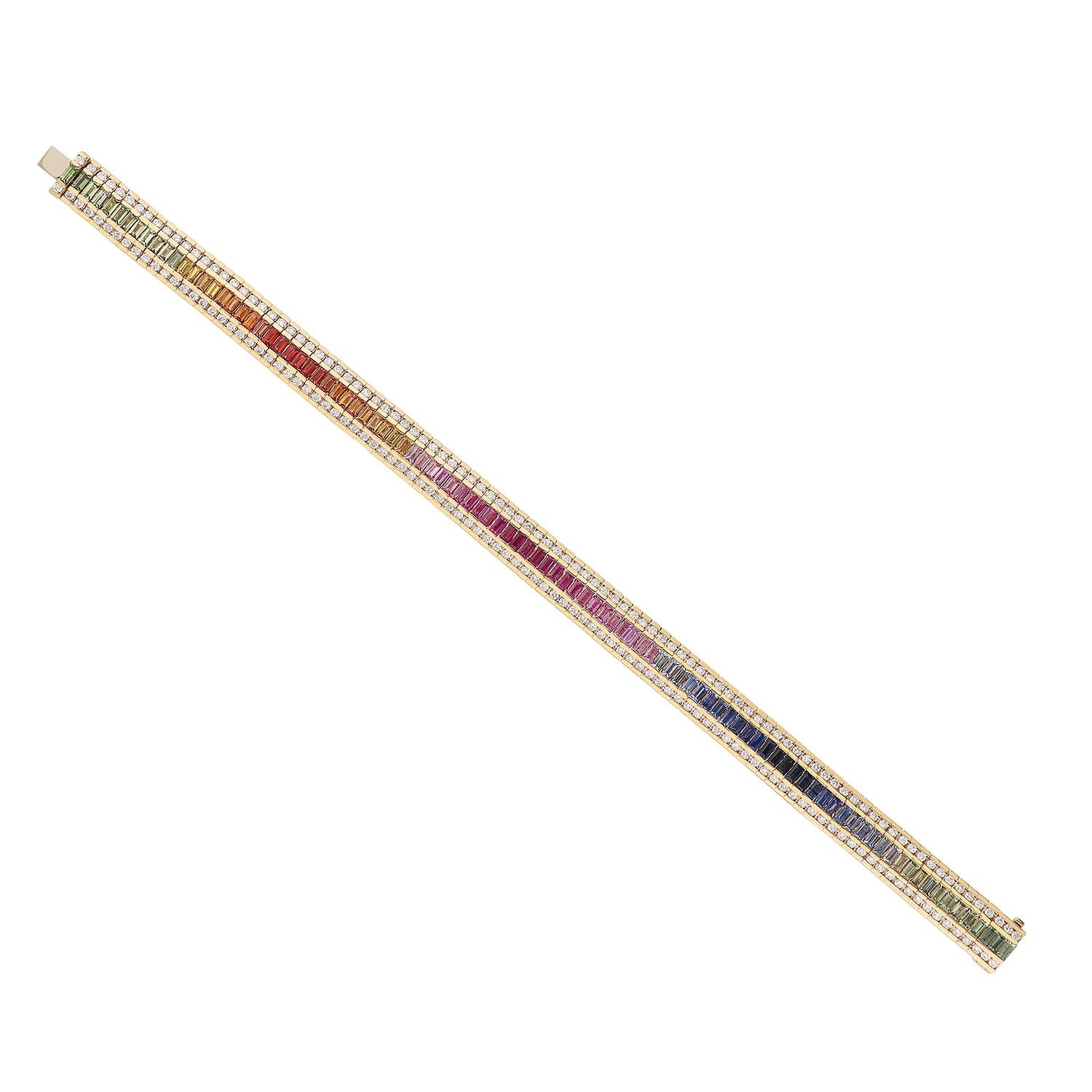 Ein wunderschönes Armband aus 18-karätigem Rotgold mit einem Gesamtgewicht von 22,40 Gramm und mehrfarbigen Saphiren im Baguetteschliff, die in einem Regenbogenfarbton von 6,75 Karat ausgewählt wurden. Das Saphirband ist auf beiden Seiten von