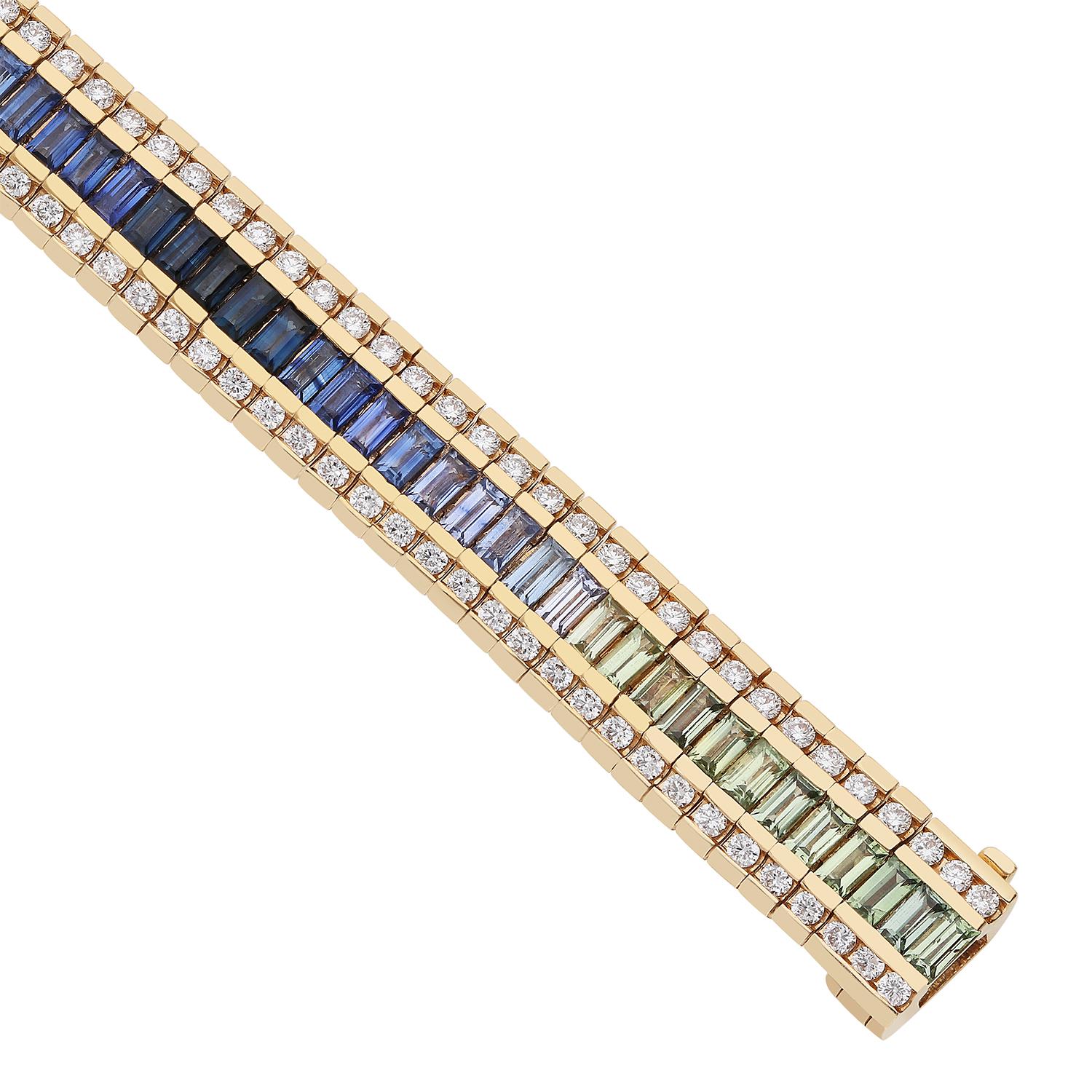 Armband aus 18 Karat Roségold mit weißen Diamanten und mehrfarbigen Saphiren (Baguette Cut) im Angebot