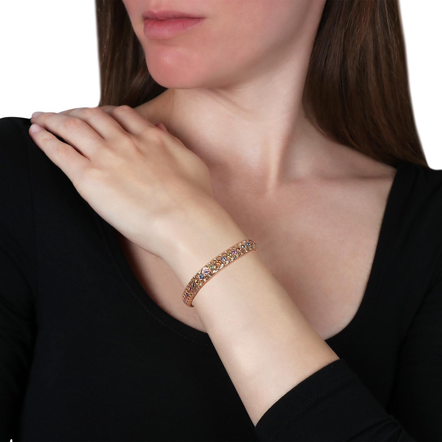 Armband aus 18 Karat Roségold mit weißen Diamanten und mehrfarbigen Saphiren Damen im Angebot