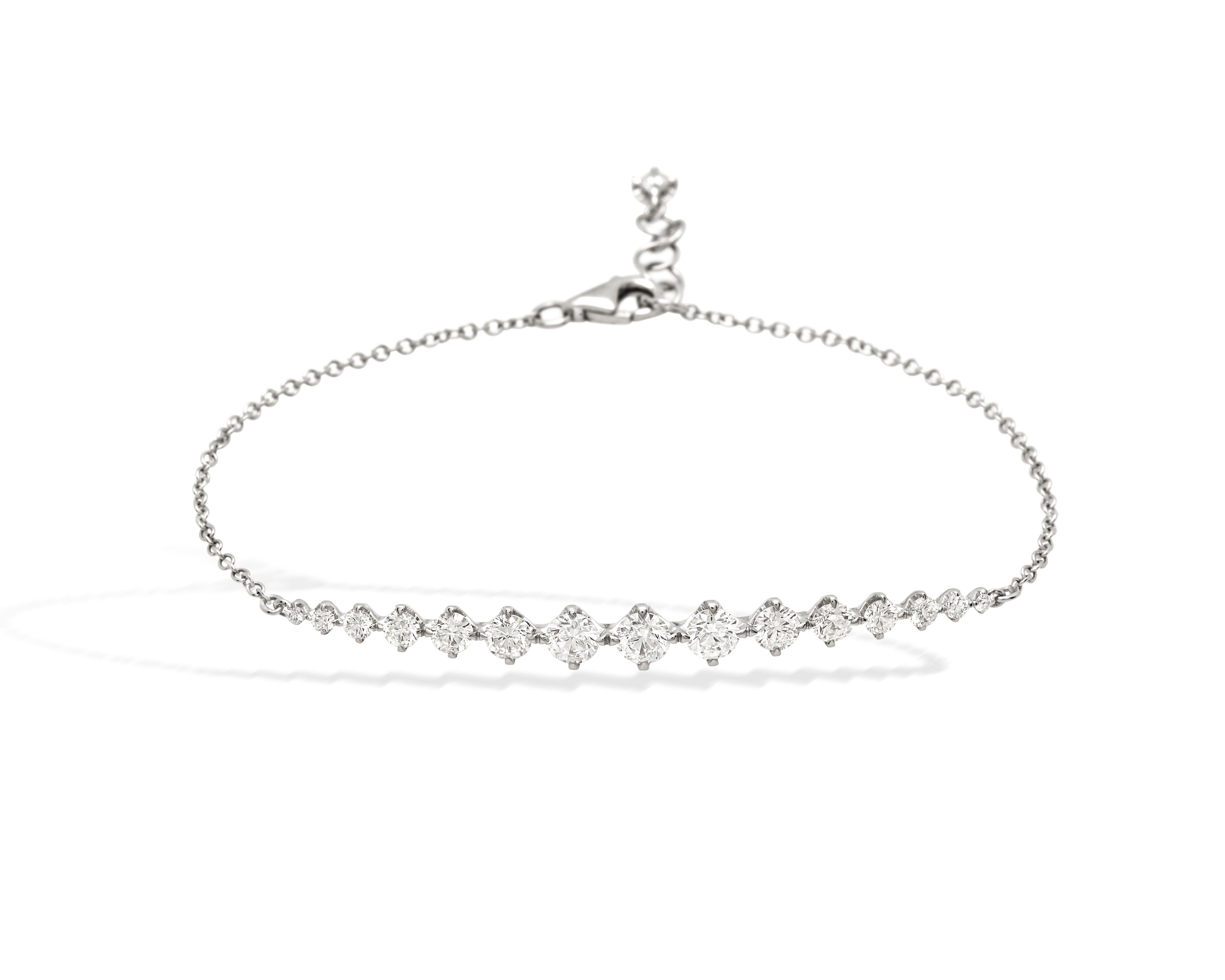 Bracelet made by Busatti Milano, a historic Italian maison renowned for its innovative designs.
In the LUCE collection, purity of design meets diamond light.
LUCE reinterprets classic jewelry to give the Collection a sophisticated character with a