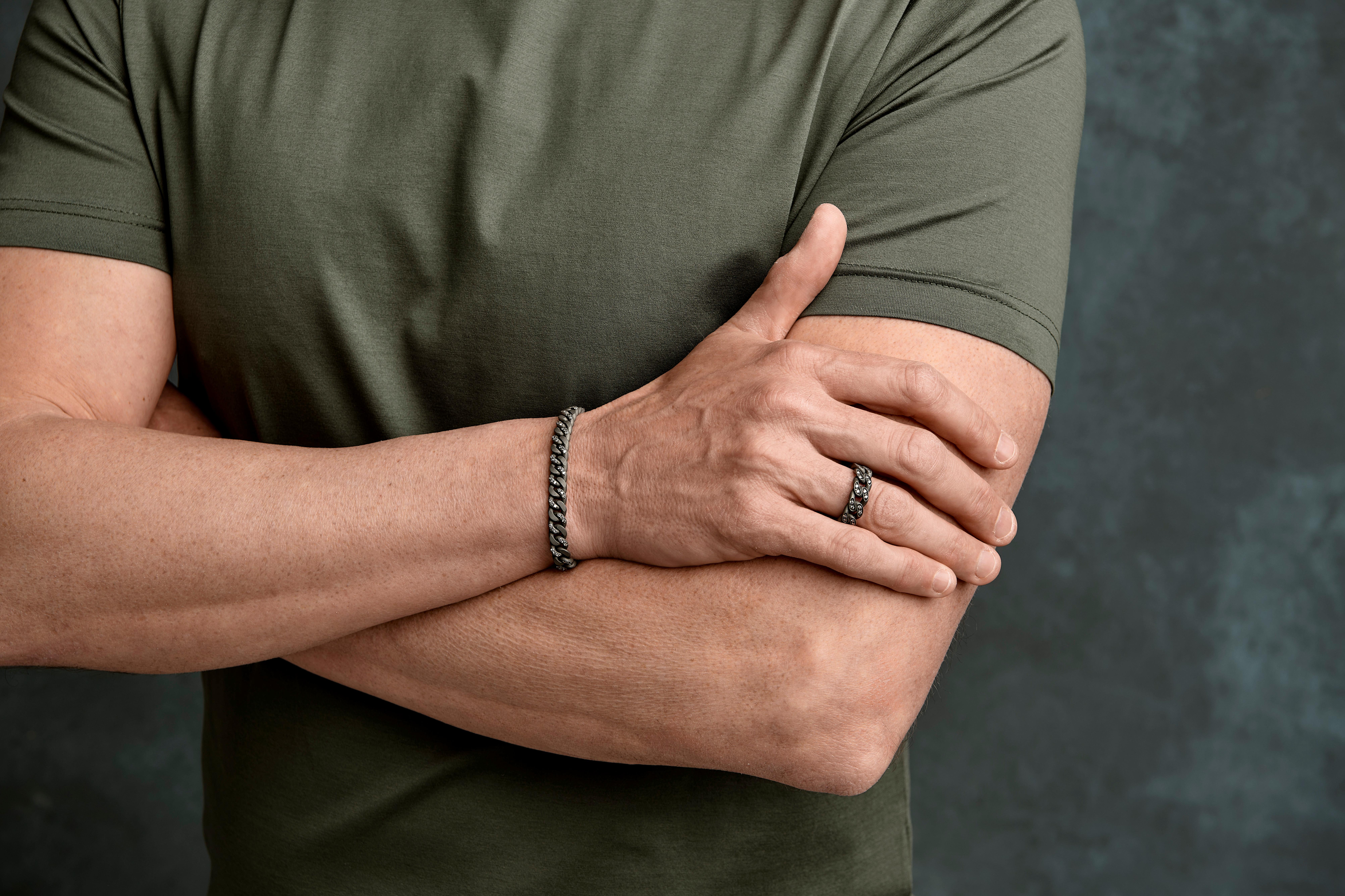 Bracciale uomo realizzato a mano con 36 maglie snodate in titanio, materiale leggero, ipoallergenico e straordinariamente resistente, ideale per un utilizzo quotidiano senza rinunciare all’eleganza.

Sulle maglie alternate sono incastonati sei