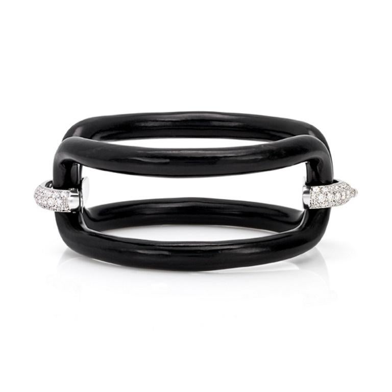 Questo raffinato bracciale unisce la profondit�à e l'eleganza dell'ebano naturale alla lucentezza dell'argento e alla brillantezza degli zirconi bianchi, dando vita a un gioiello dal design audace e moderno. Le forme fluide e geometriche si fondono