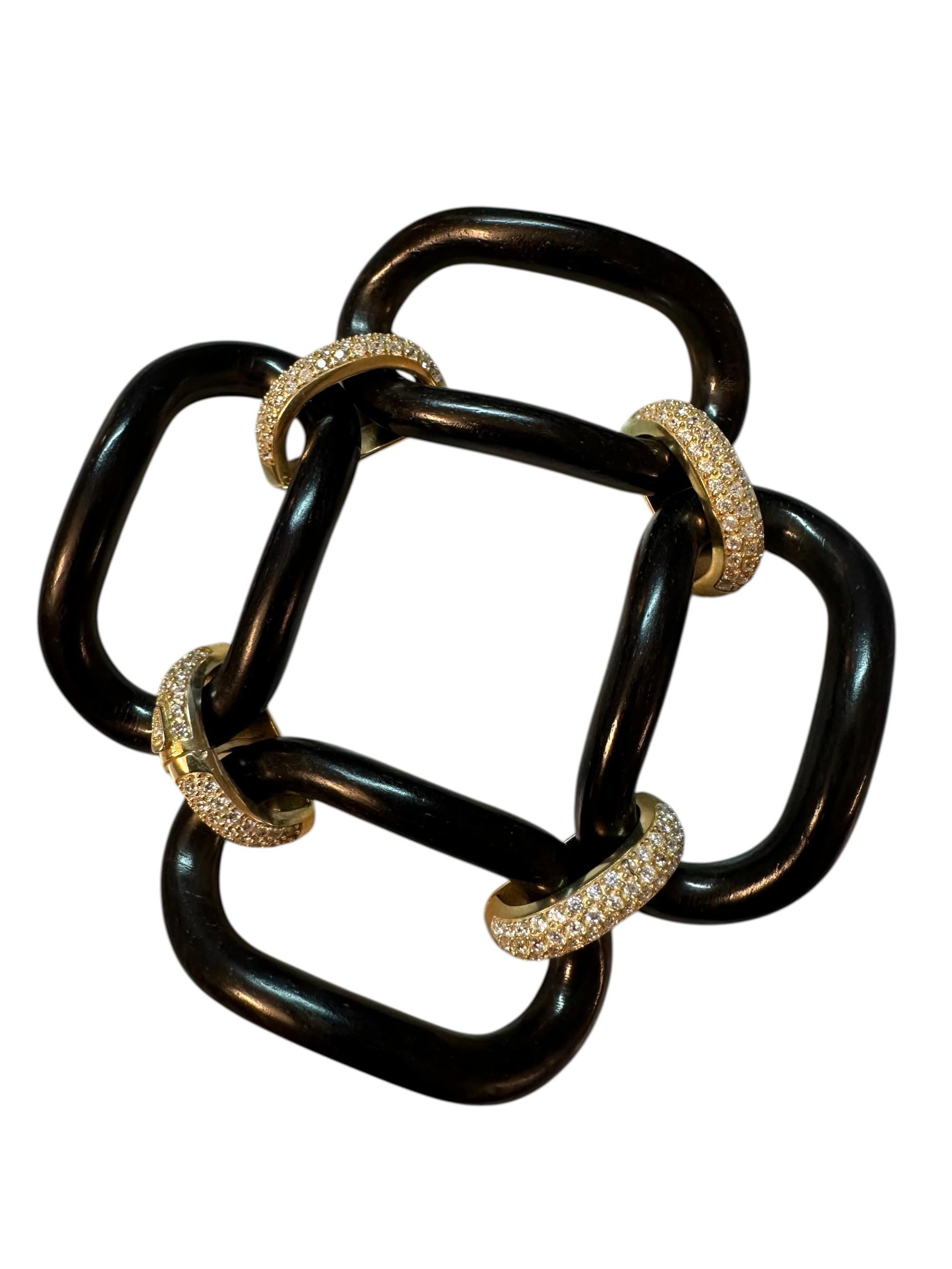 Bracciale in ebano con maglie in argento placcato oro e zirconi
Este brazalete representa el encuentro perfecto entre la fuerza de la naturaleza y la elegancia del diseño contemporáneo. Las maglie in ebano, scure e intense, evocano solidità e