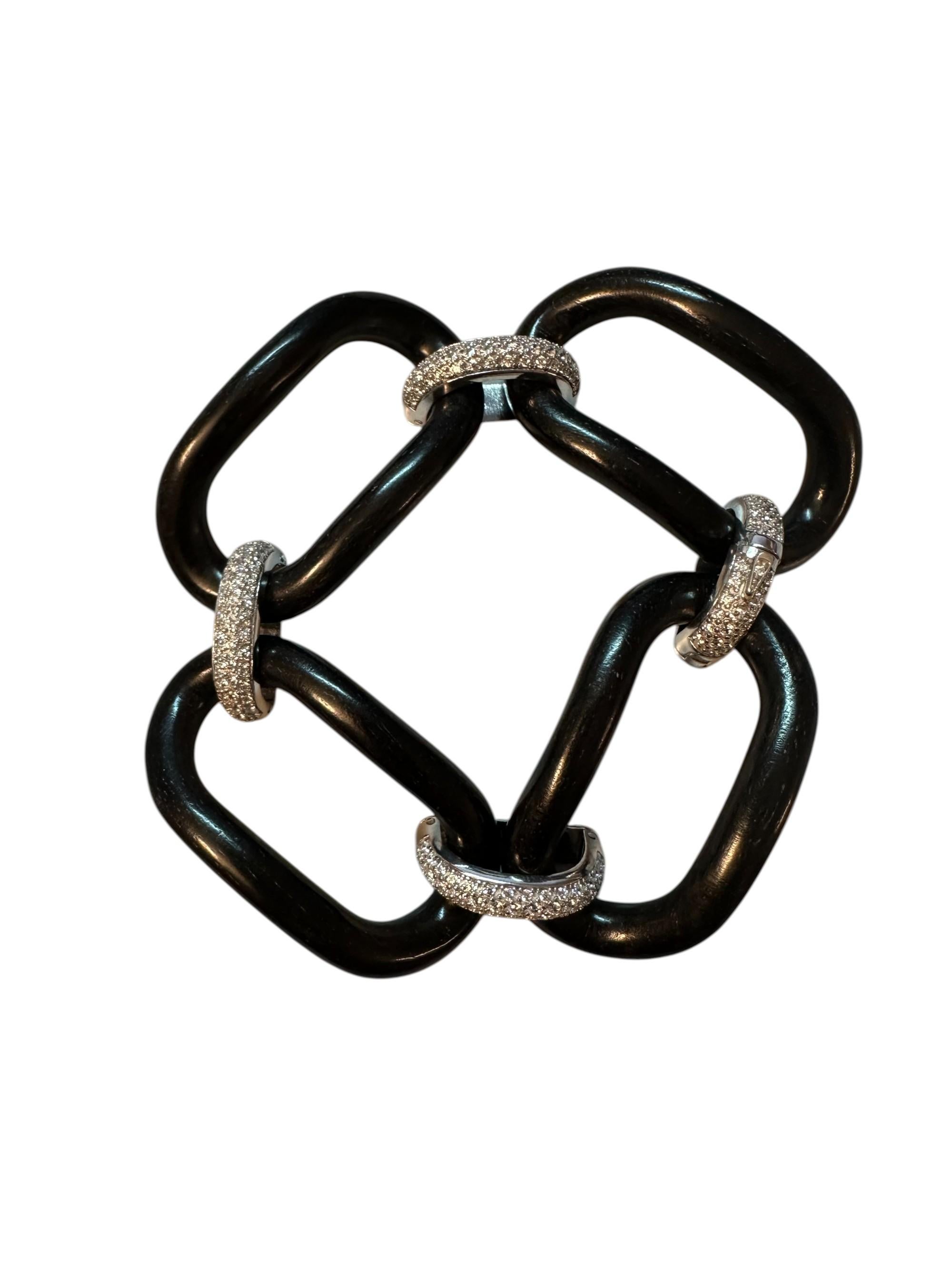 Bracciale in ebano con maglie in argento rodiato e zirconi
Questo bracciale rappresenta l'incontro perfetto tra la forza della natura e l'eleganza del design contemporaneo. Le maglie in ebano, scure e intense, evocano solidità e raffinatezza, mentre