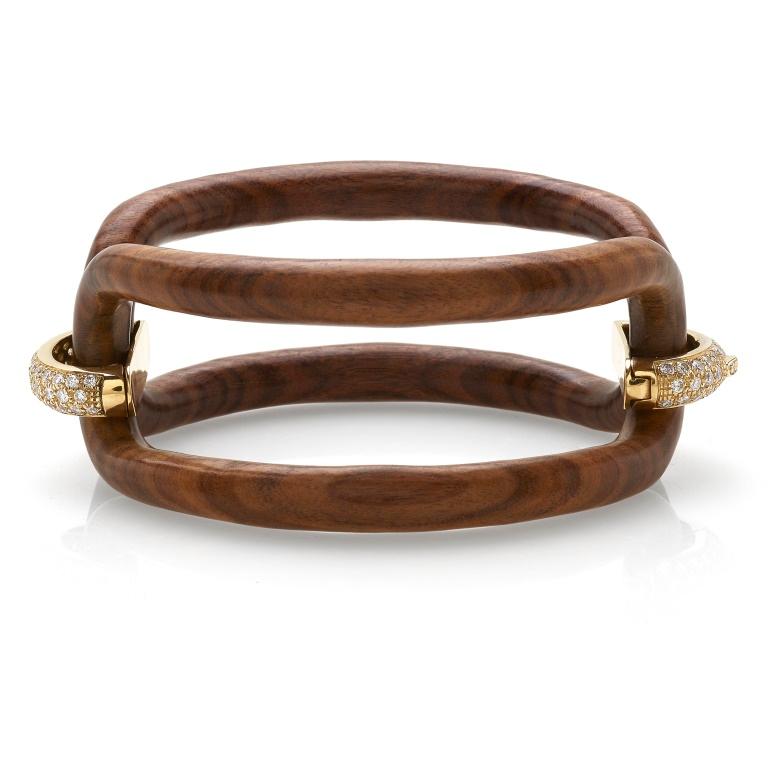 Questo raffinato bracciale unisce il calore del legno di palissandro al fascino dell'argento e alla brillantezza degli zirconi bianchi, dando vita a un gioiello dal design unico e contemporaneo. Le linee fluide e morbide creano una struttura