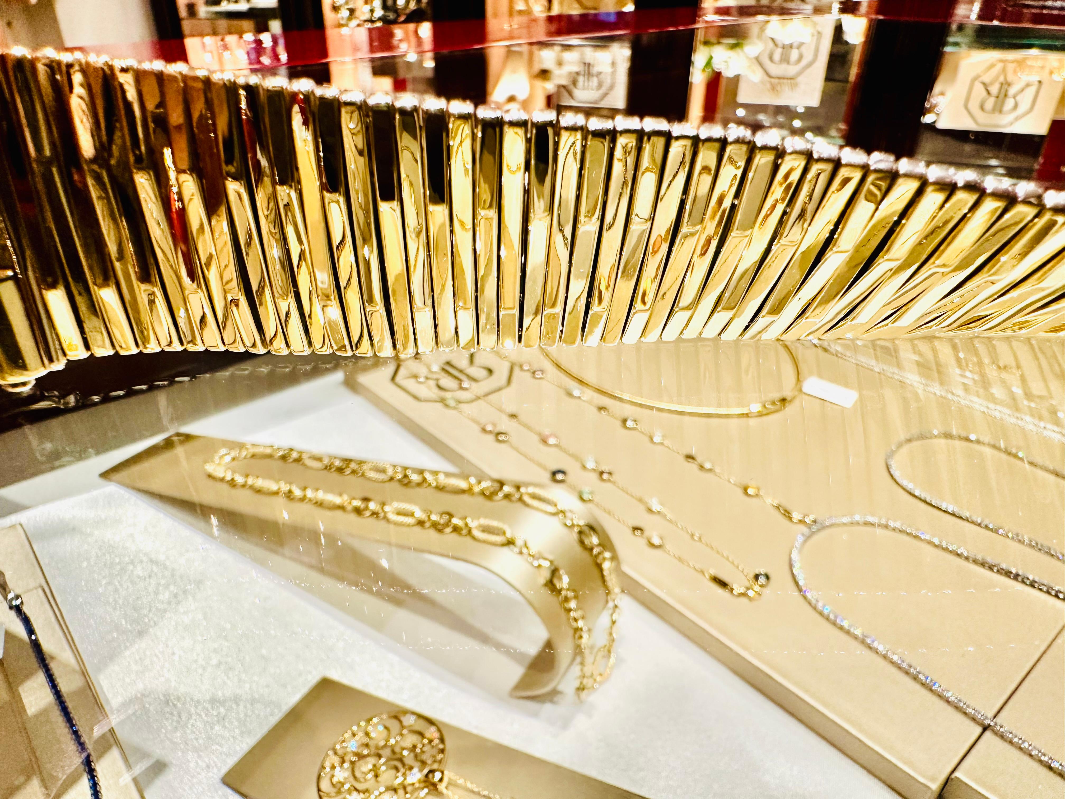Un gioiello che racconta due storie, una d’oro bianco e l’altra d’oro giallo, ma sempre con la stessa voce di raffinata maestria. Questo straordinario bracciale in oro 18 carati firmato Chimento, con i suoi 92,47 grammi, rappresenta un’opera d’arte