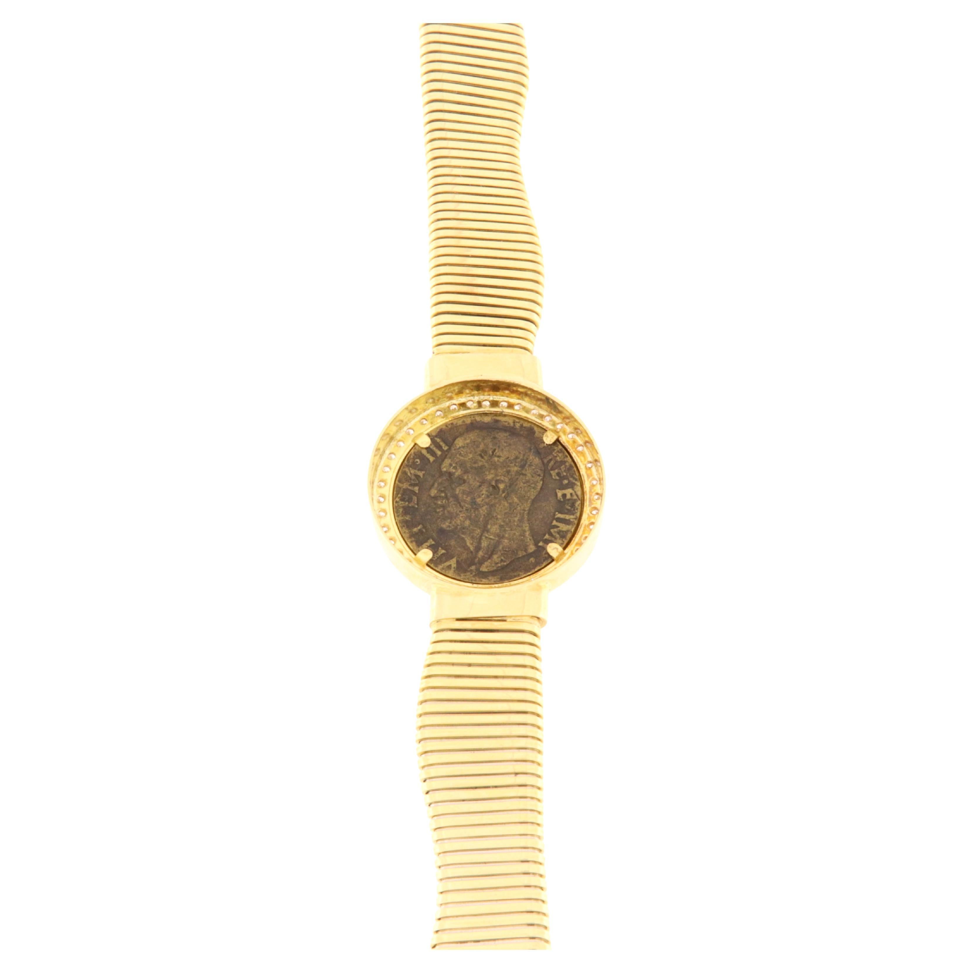 Bracelet semi-rigide en or jaune avec pièce de monnaie italienne ancienne Vittorio Emanuele III, sertie d'un anneau de brillants (ct.0.32).
Il s'agit d'un bijou unique, de fabrication italienne