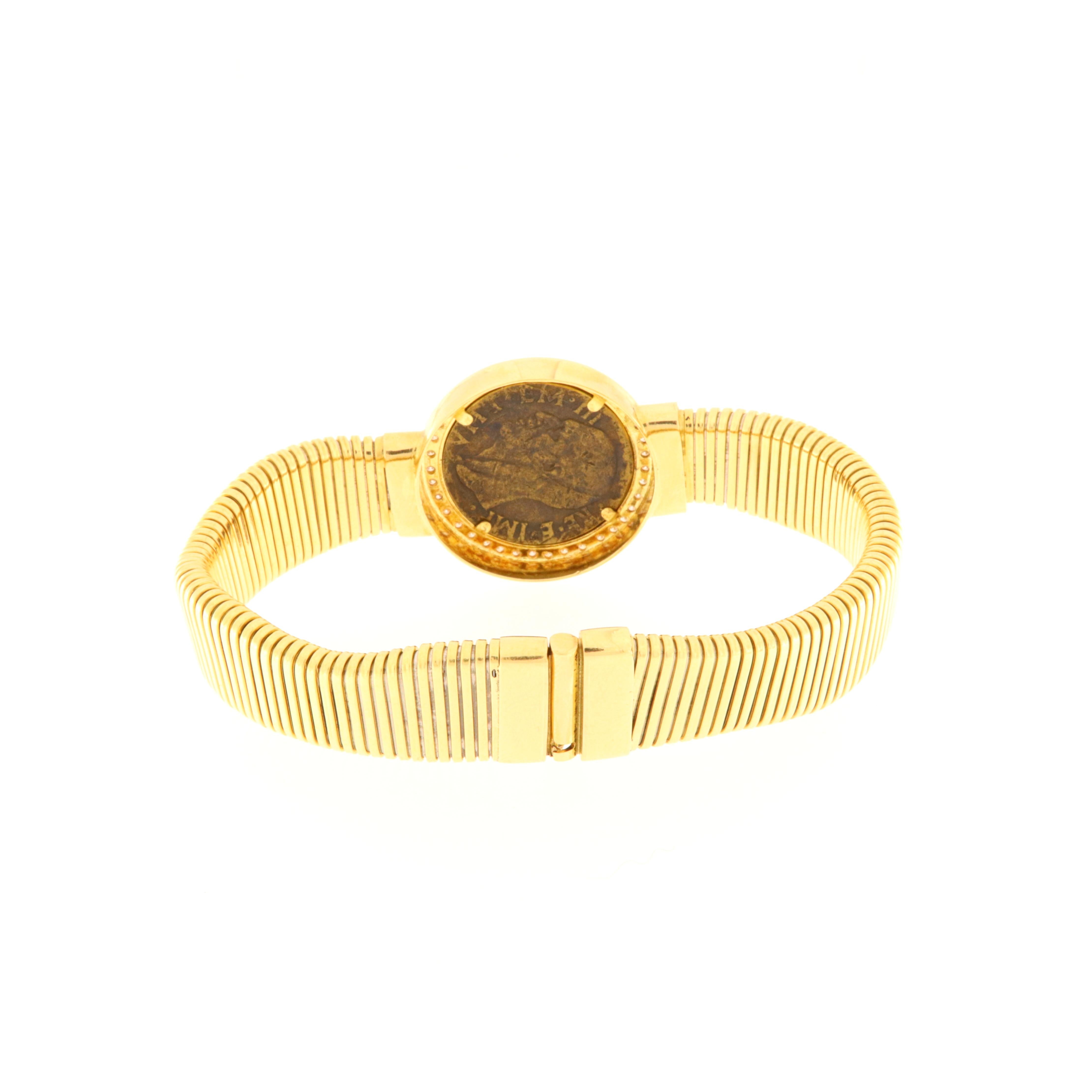 Moderne Bracelet semi-rigide en or jaune avec pièce de monnaie ancienne et diamants en vente