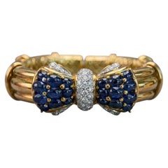 Starres Armband mit Schleife aus 18 Karat Gelbgold mit Cabochon-Saphiren und Diamanten